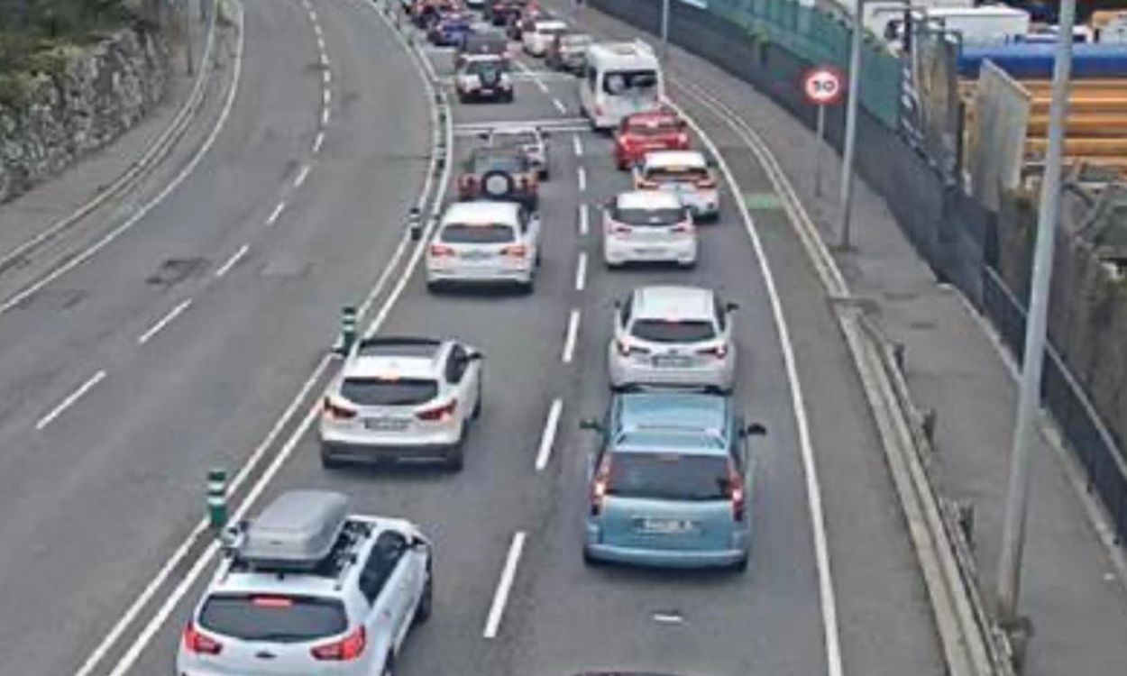 Cotxes en la cua de sortida del Principat aquest dissabte