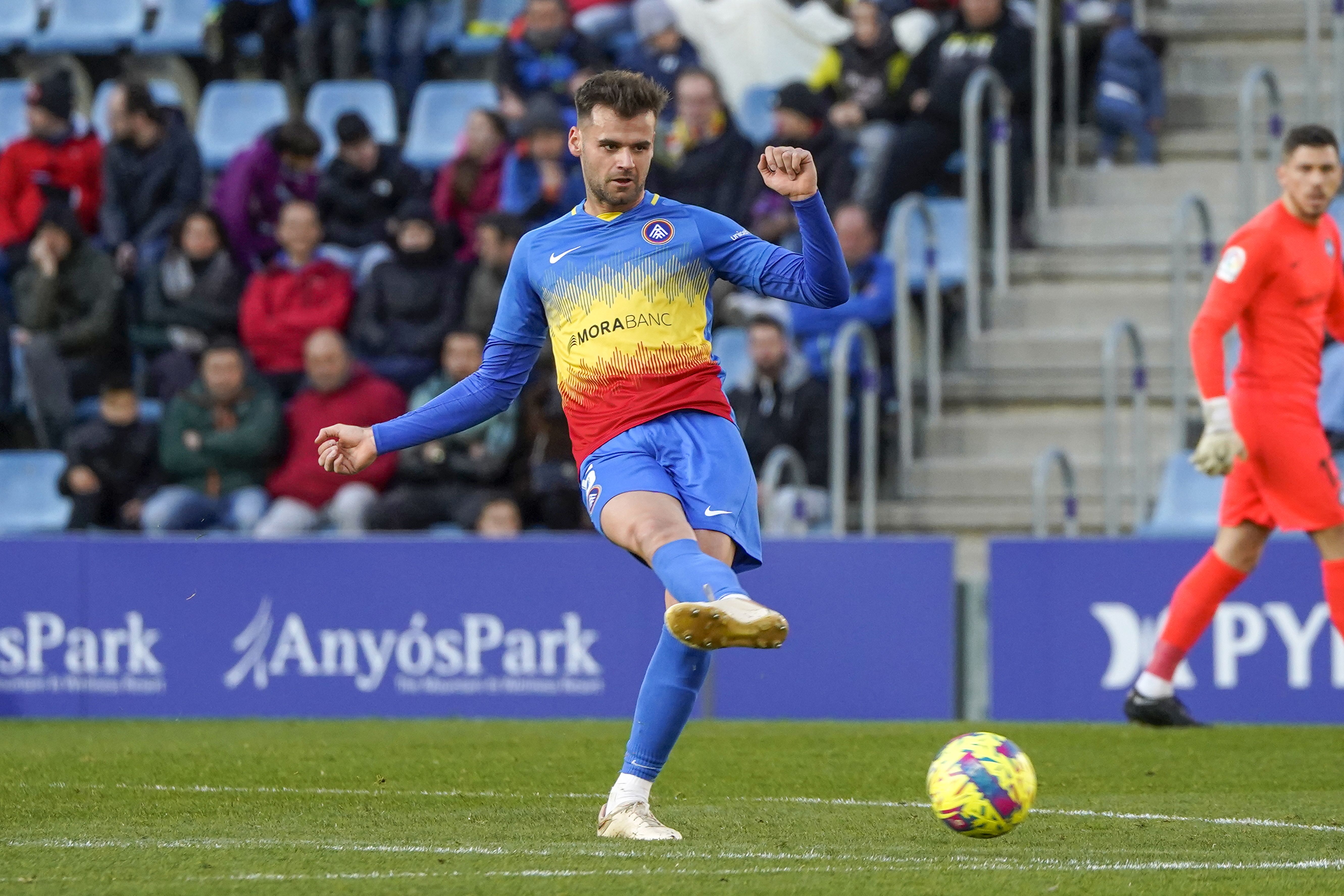 Adrià Vilanova en un toc de pilota abans de lesionar-se. Adrià Vilanova en un toc de pilota abans de lesionar-se.