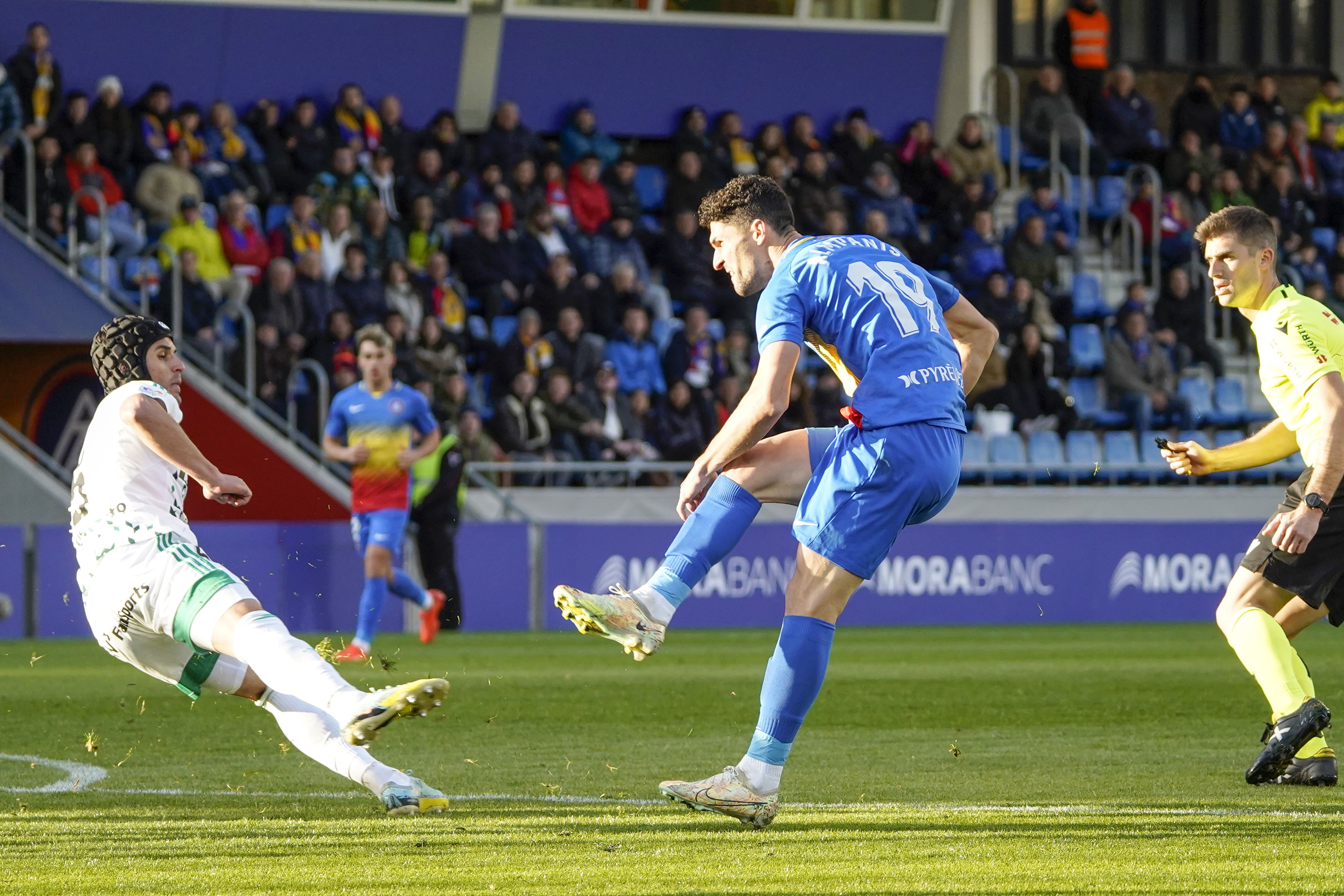 Xut a gol d'Almpanis Andorra Oviedo