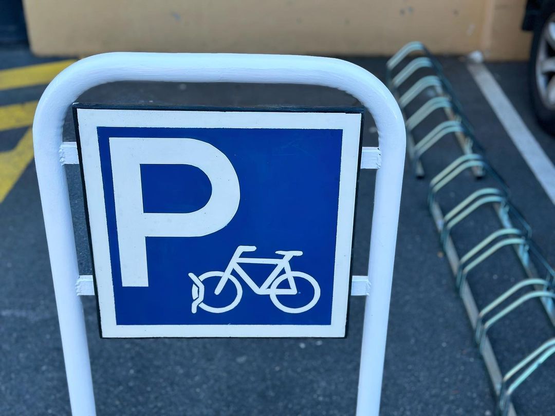 La senyal de l'aparcament de bicicletes al Sant Ermengol.