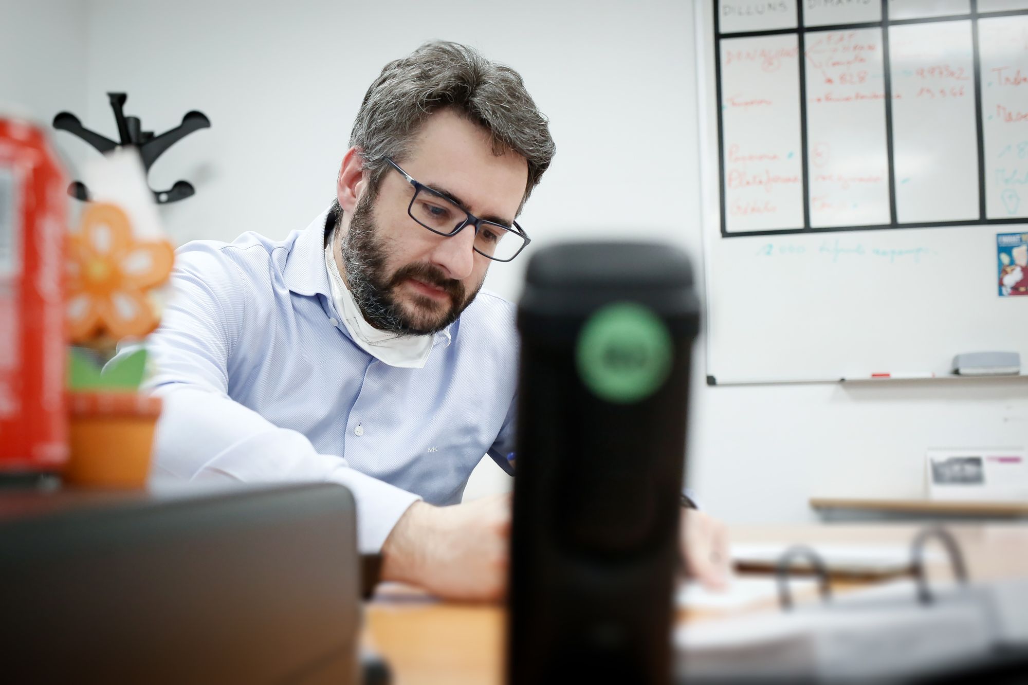 Eric Jover preparant al seu despatx una compareixença de premsa. Eric Jover preparant al seu despatx una compareixença de premsa.