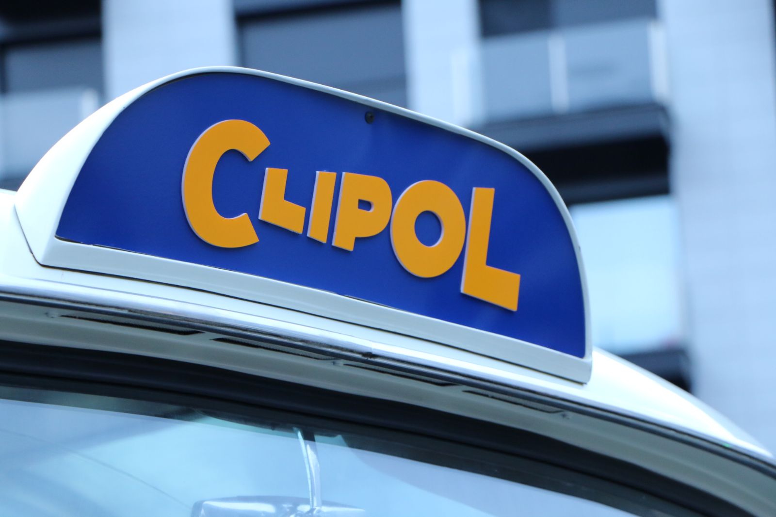 La marca Clípol en un dels minibusos Mercedes Benz 319 que encara es conserva