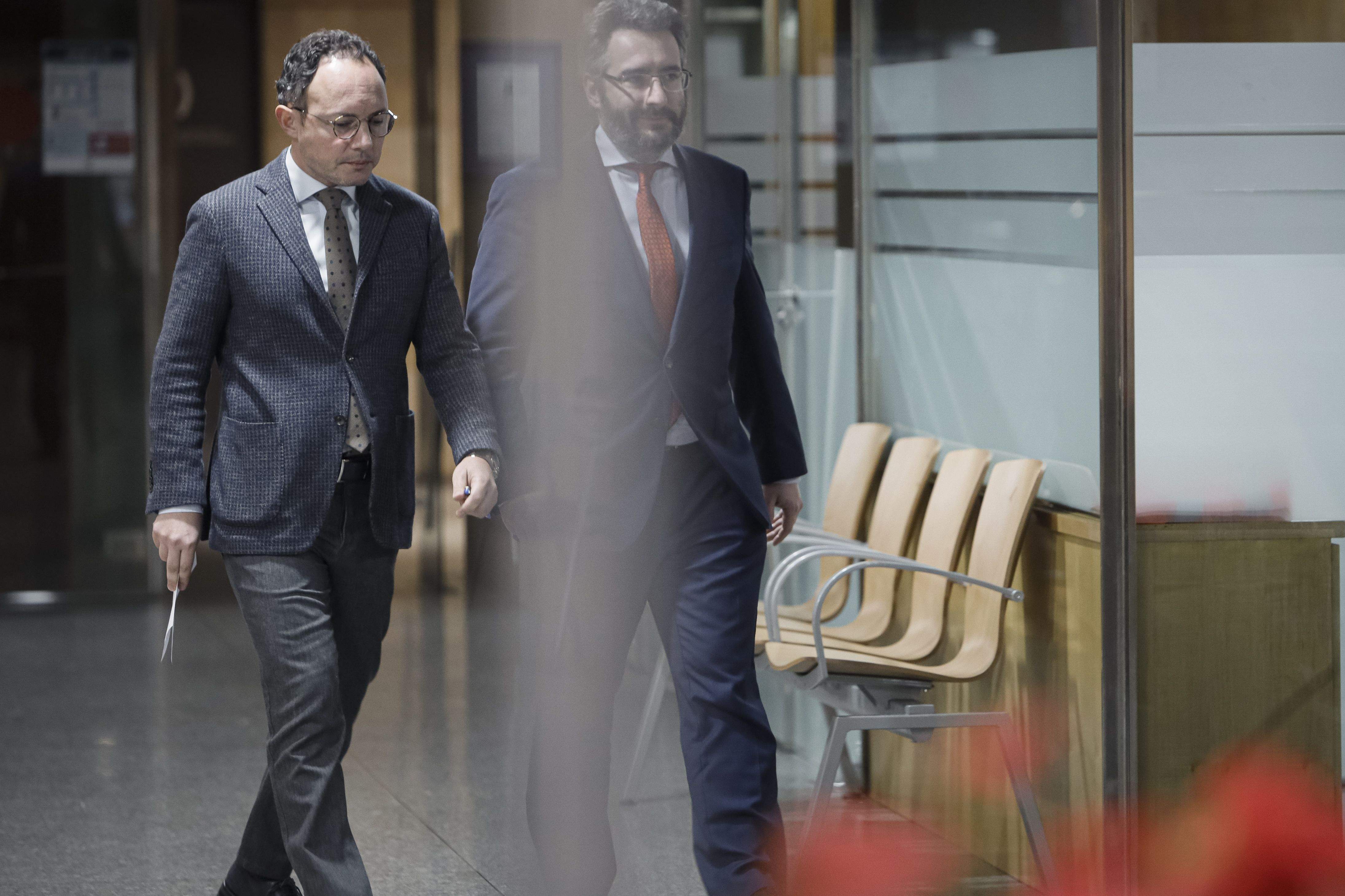 Xavier Espot i Eric Jover acudint cap a la sala de premsa. Xavier Espot i Eric Jover acudint cap a la sala de premsa.