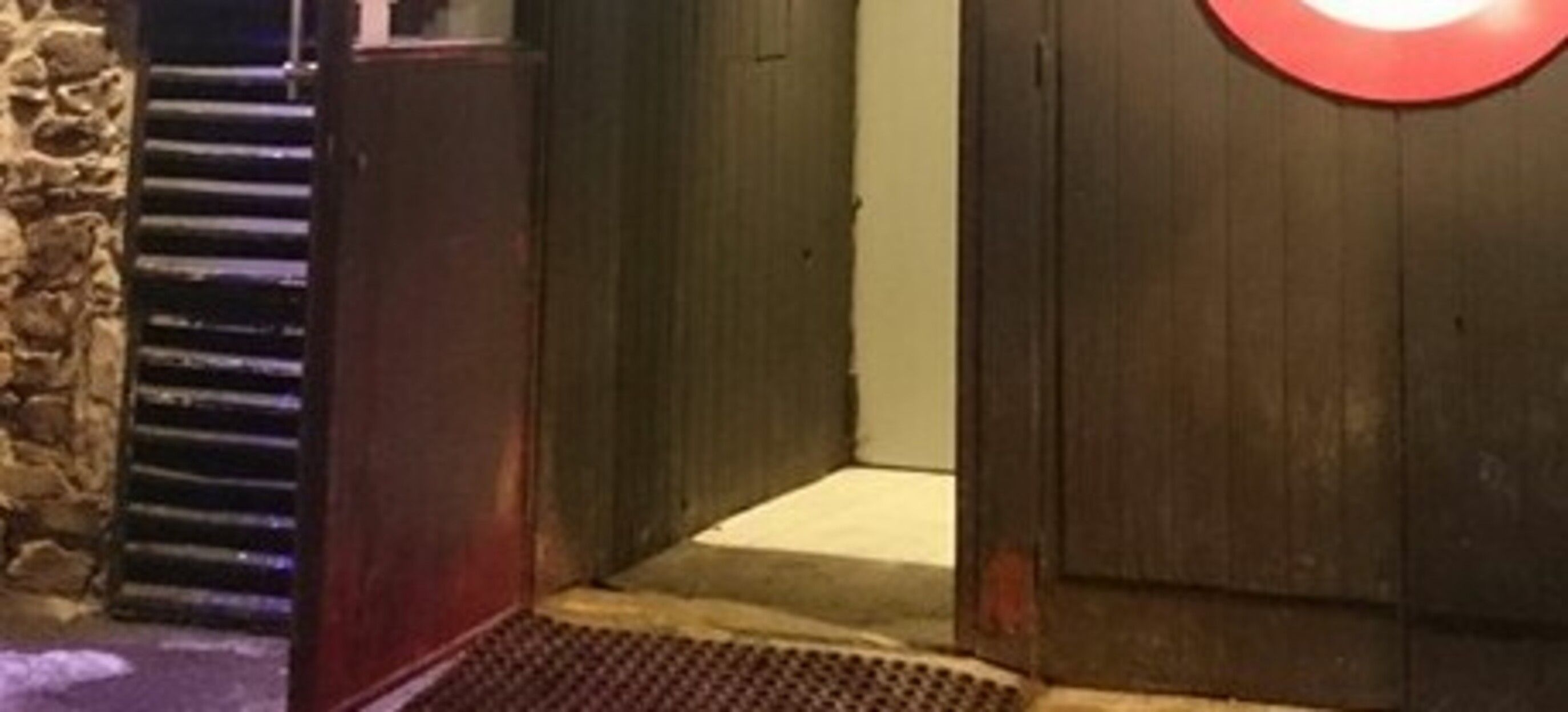 Una imatge d'arxiu de la porta principal d'entrada al local.