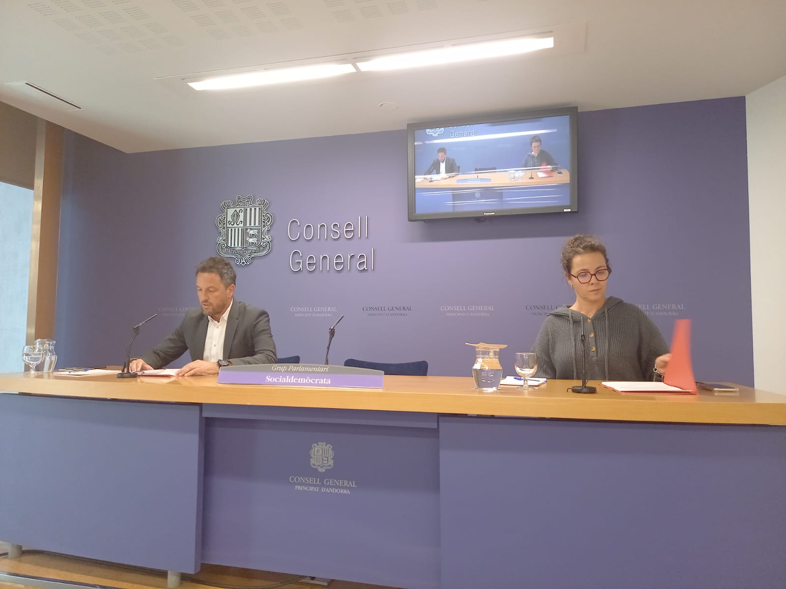 Pere López i Judith Salazar han presentat la proposició legislativa.