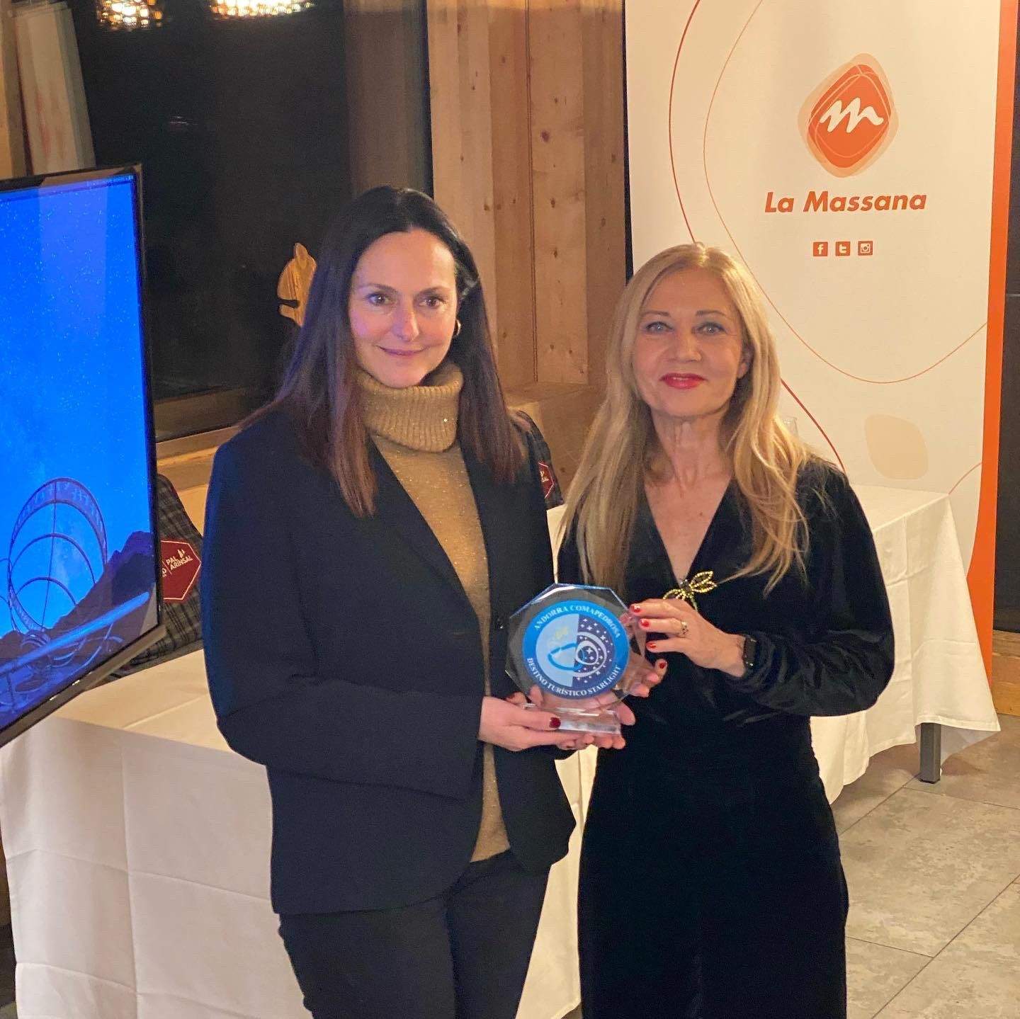 La cònsol major de la Massana, Olga Molné, i la directora de la Fundació Starlight, Antonia Varela amb la distinció.