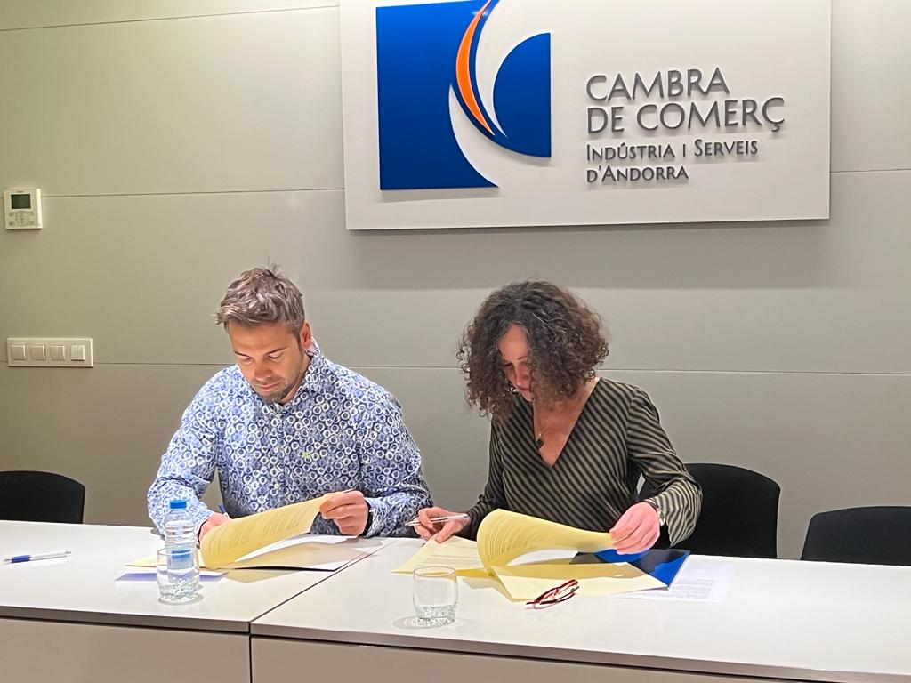 Pilar Escaler i Gerard Montané signant l'acord