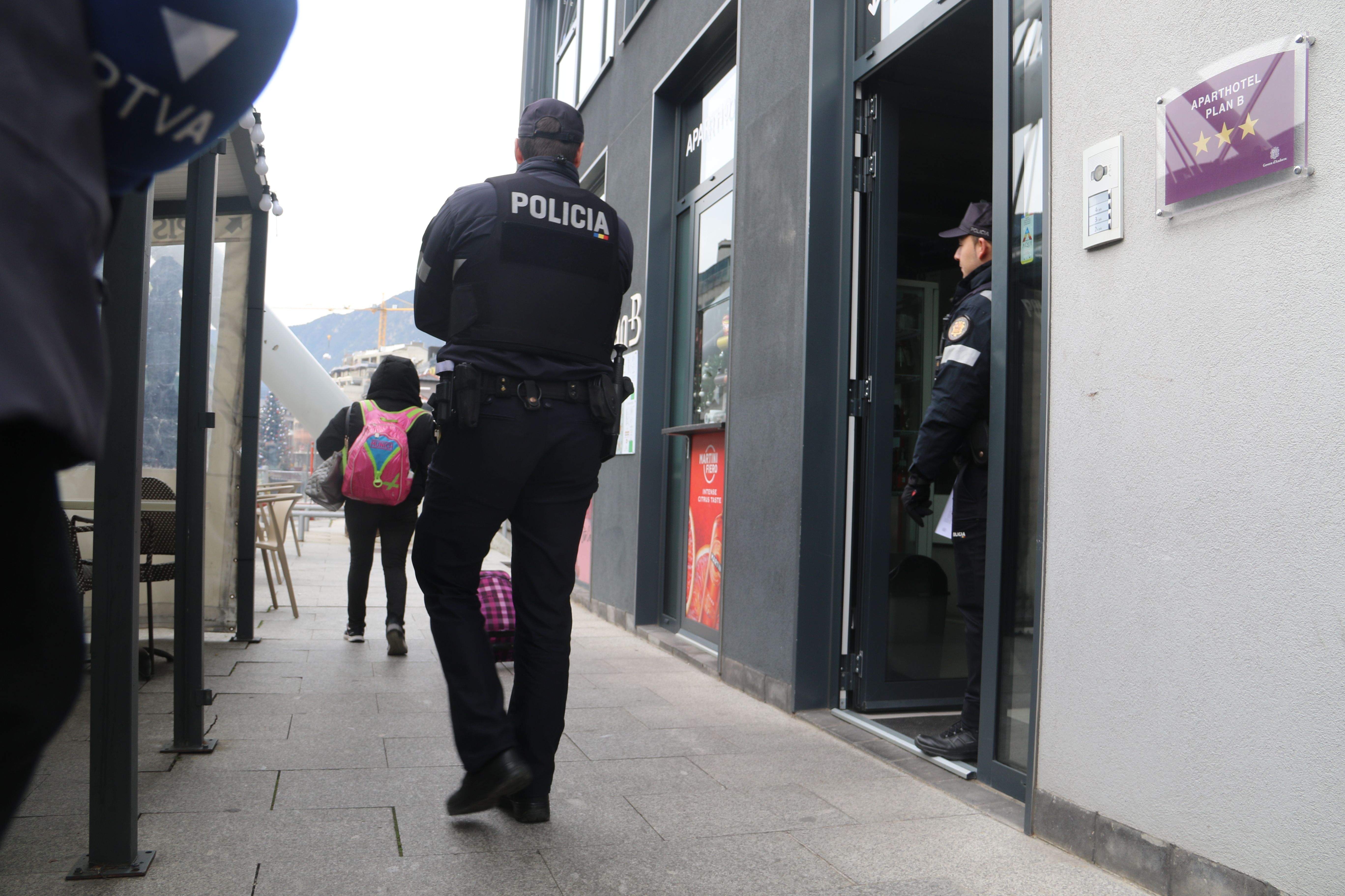 Una dona abandonant un edifici desnonat.