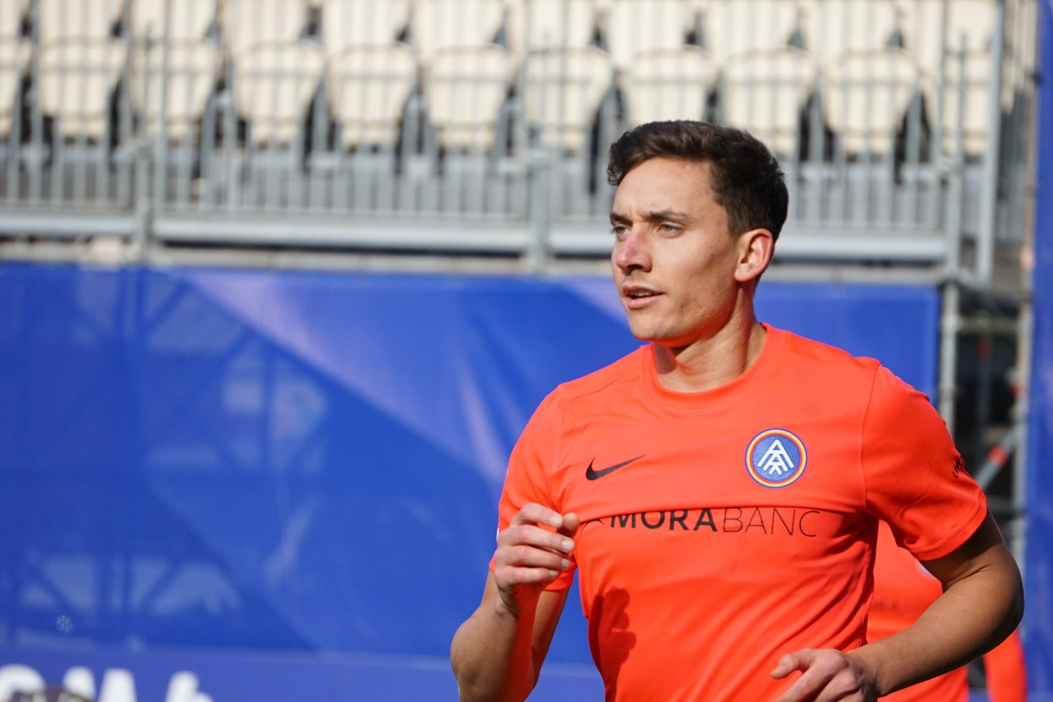 Petxarroman, saltant al camp.