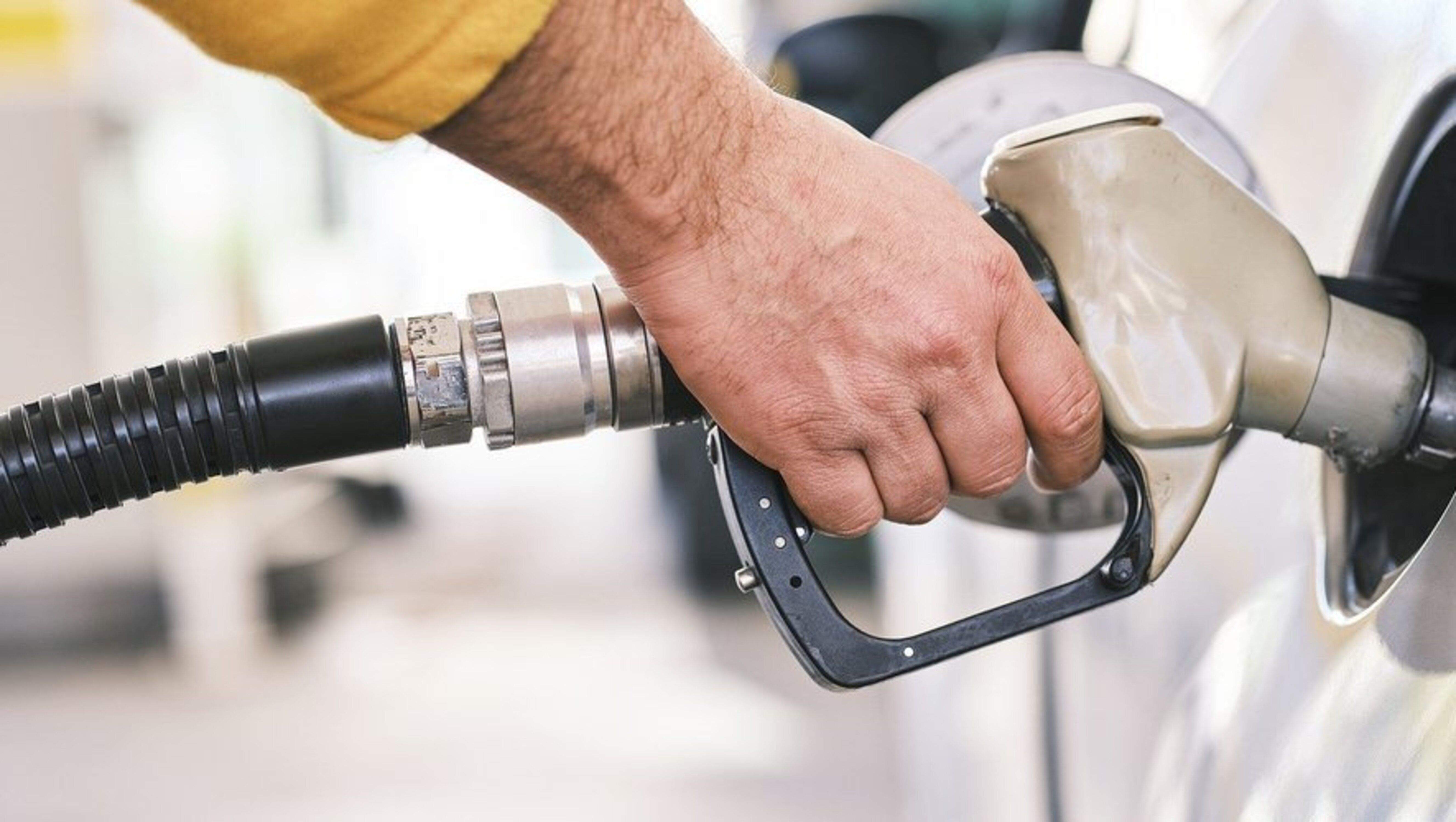 Fent benzina en una estació de servei.