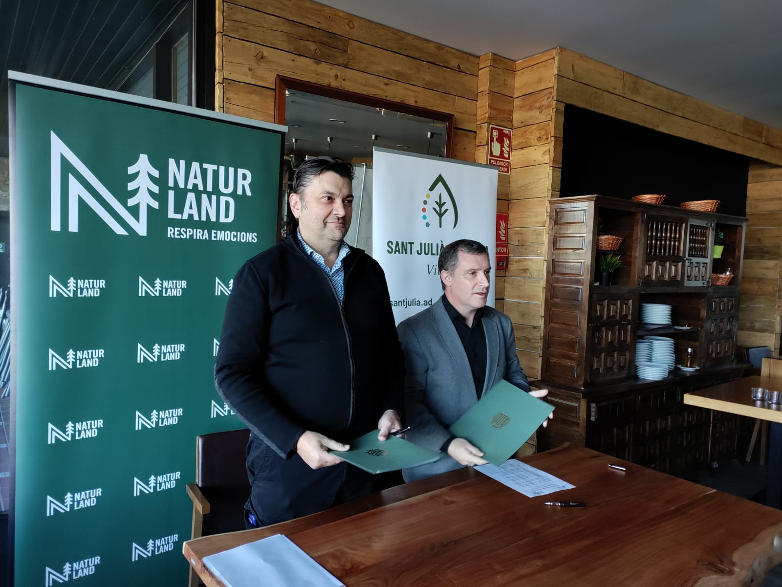 Farré i Majoral després de la signatura de l'acord.