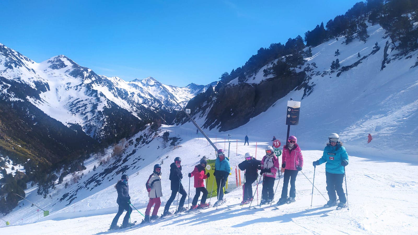 Una imatge d'arxiu d'escolars de segona ensenyança esquiant.