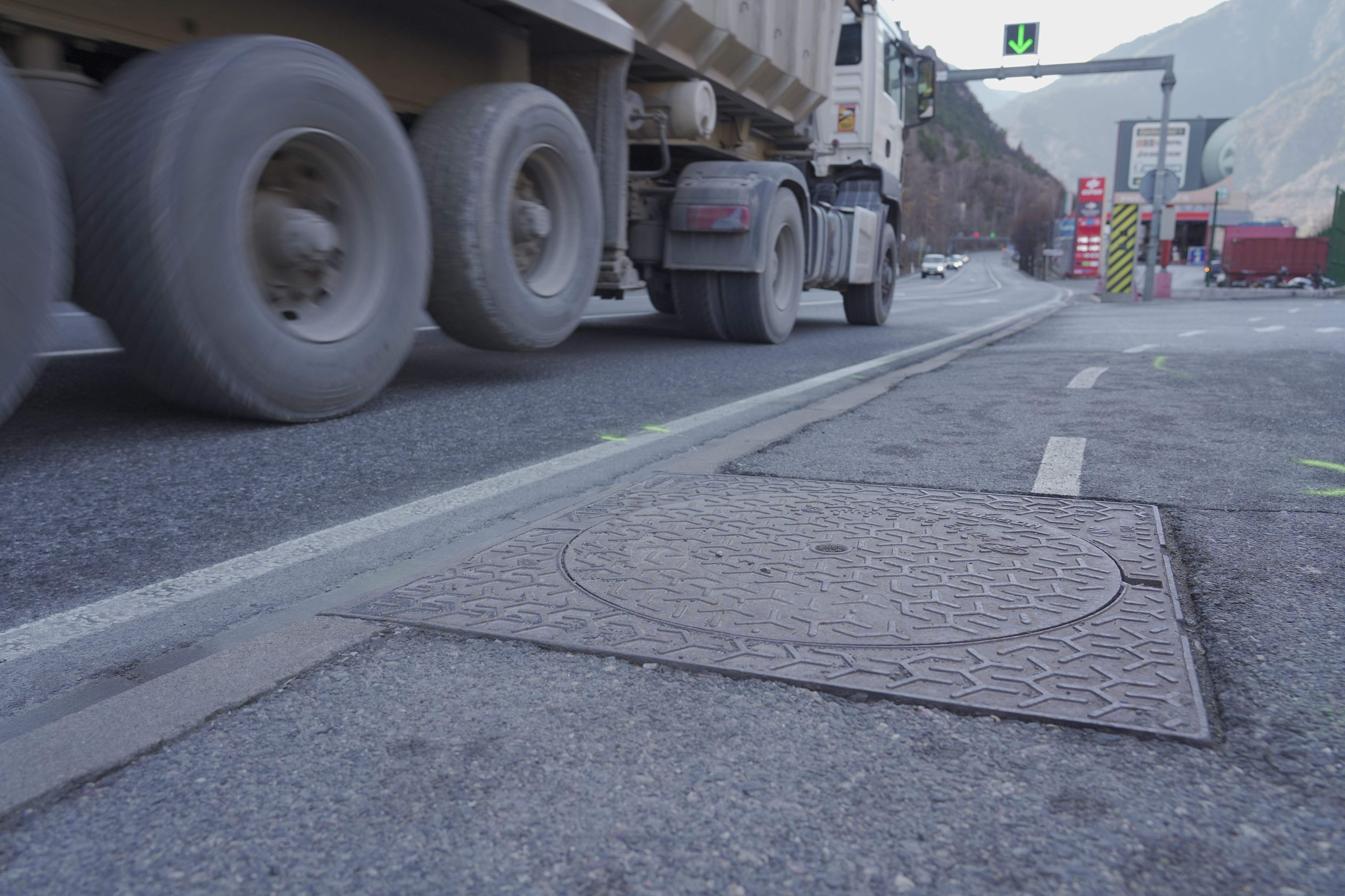 Un camió passant per la zona de l'accident, amb la tapa a la vista.