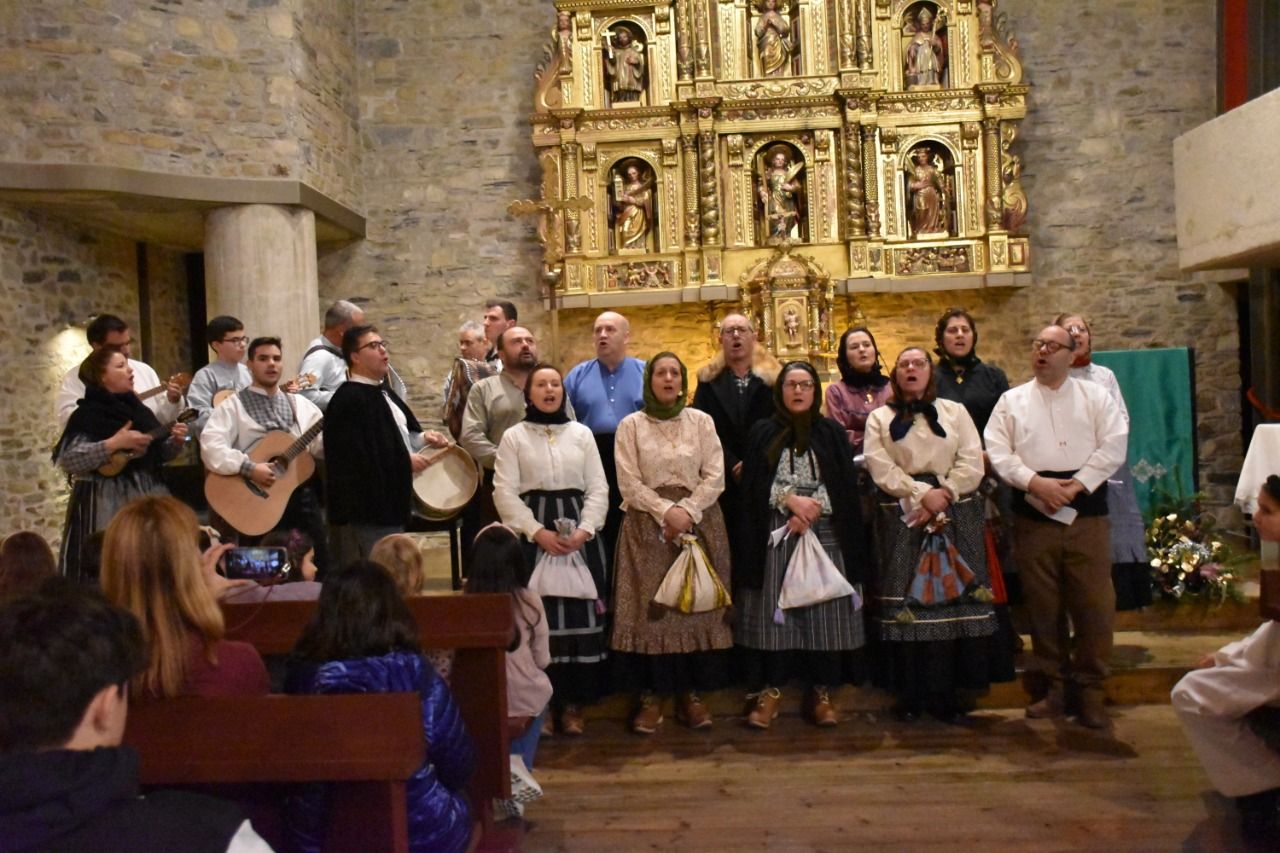 Un moment de la cantada a l'església de Santa Eulàlia d'Encamp.