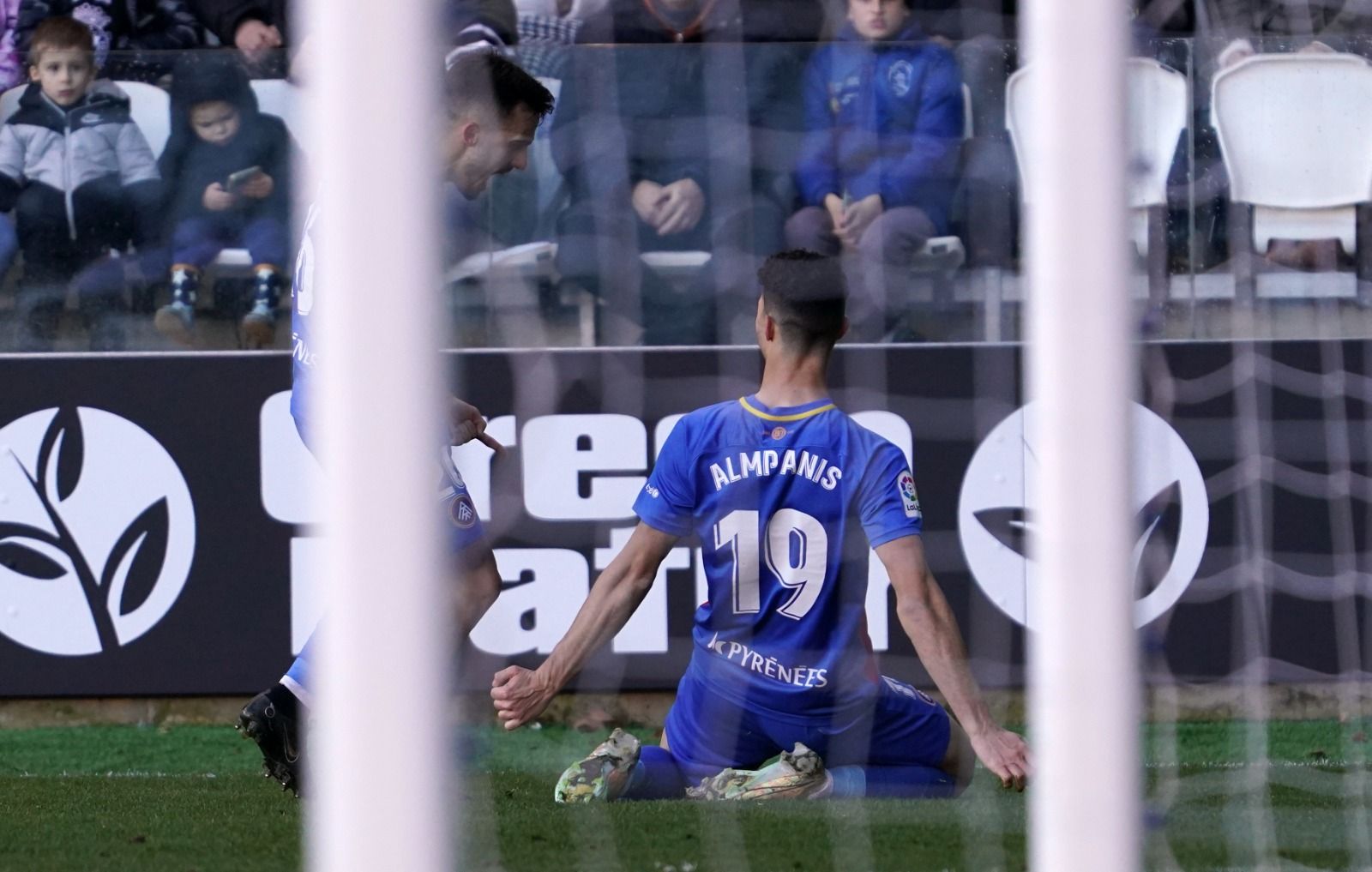 Almpanis celebra el gol aconseguit a Burgos.