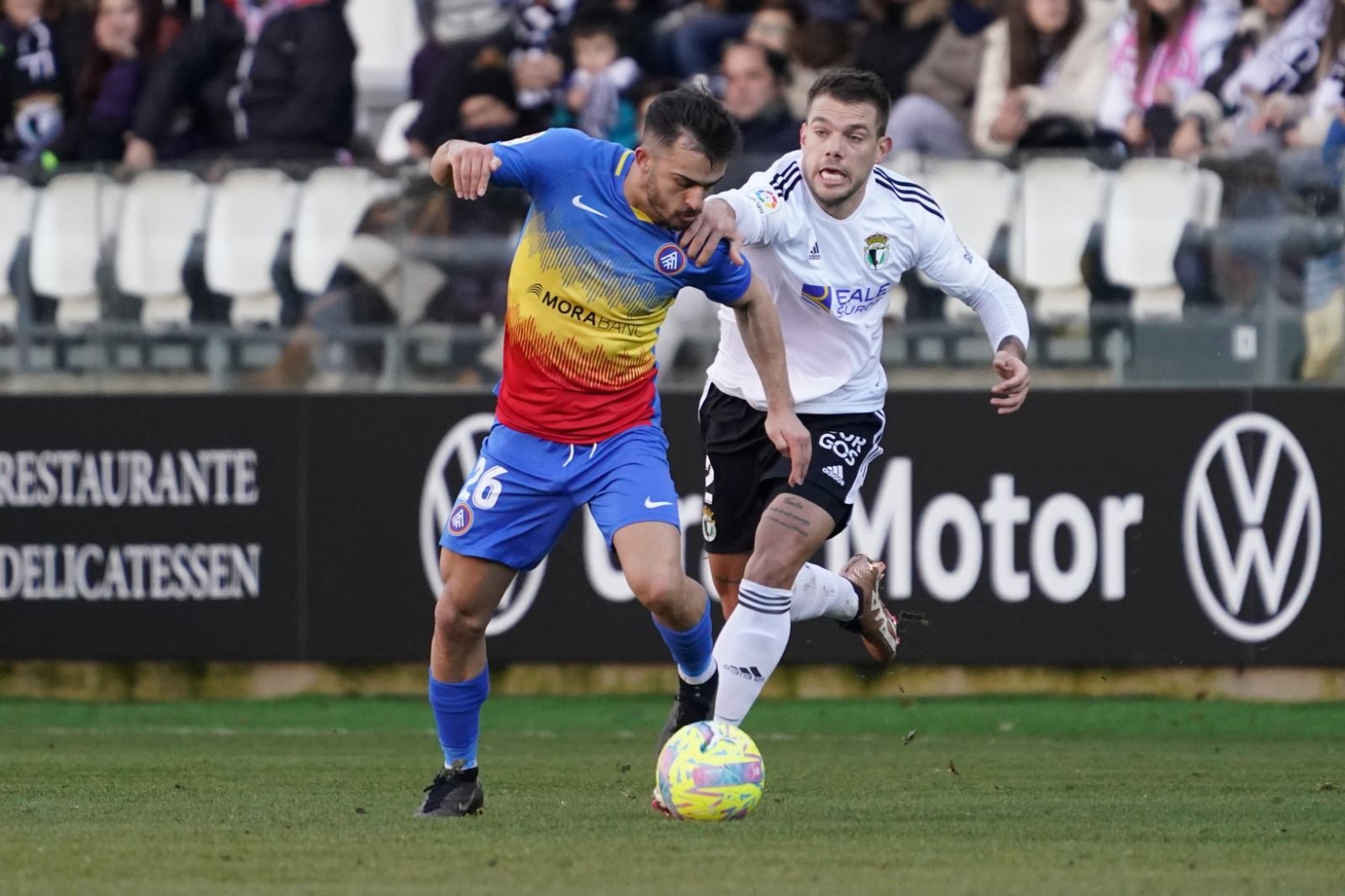 Pampín protegeix la pilota davant la pressió del jugador del Burgos Borja.