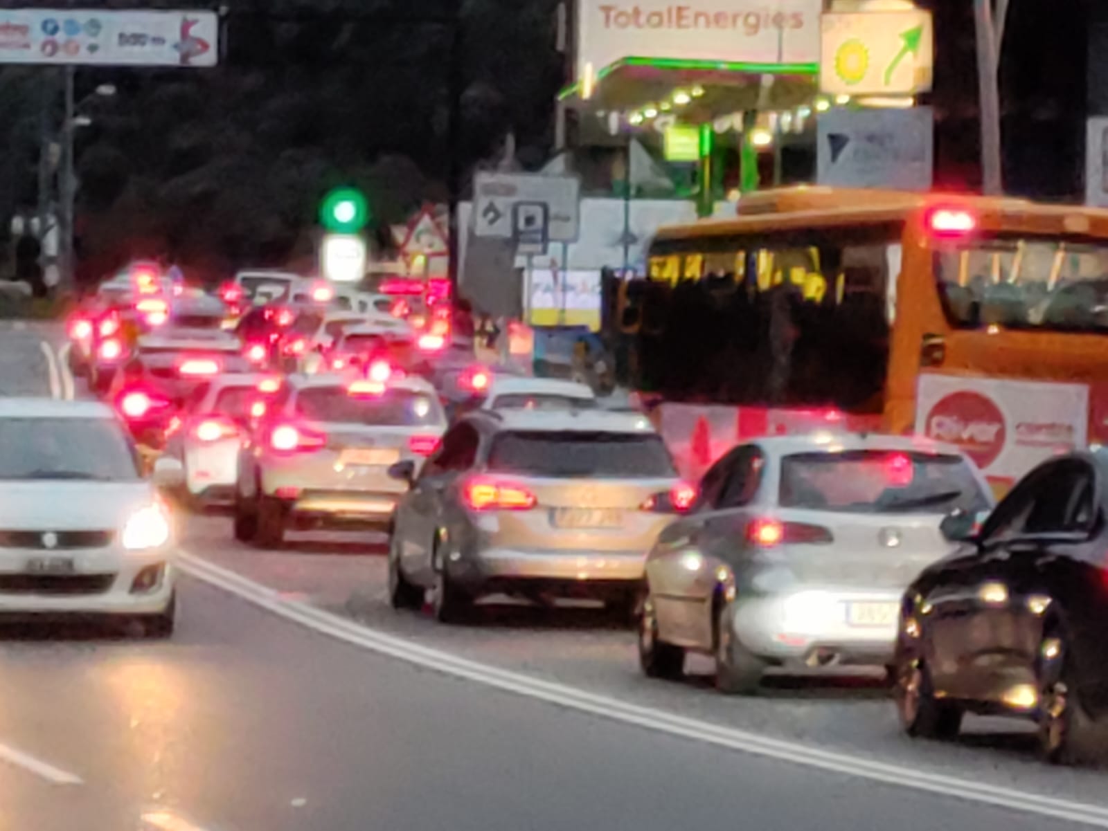 Una imatge de la retenció a la sortida de Sant Julià en direcció cap a la frontera.