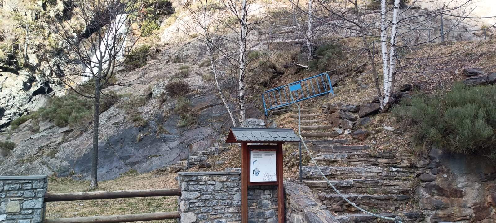 Una tanca que impedeix l'accés cap al mirador.