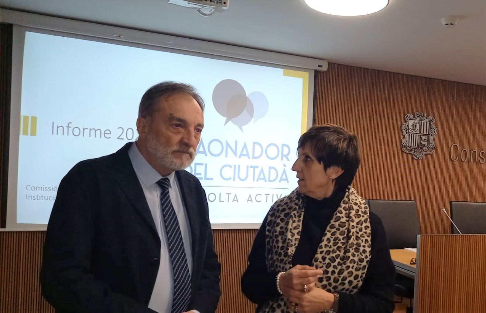 Vila conversa amb la consellera general Núria Rossell abans de la compareixença.