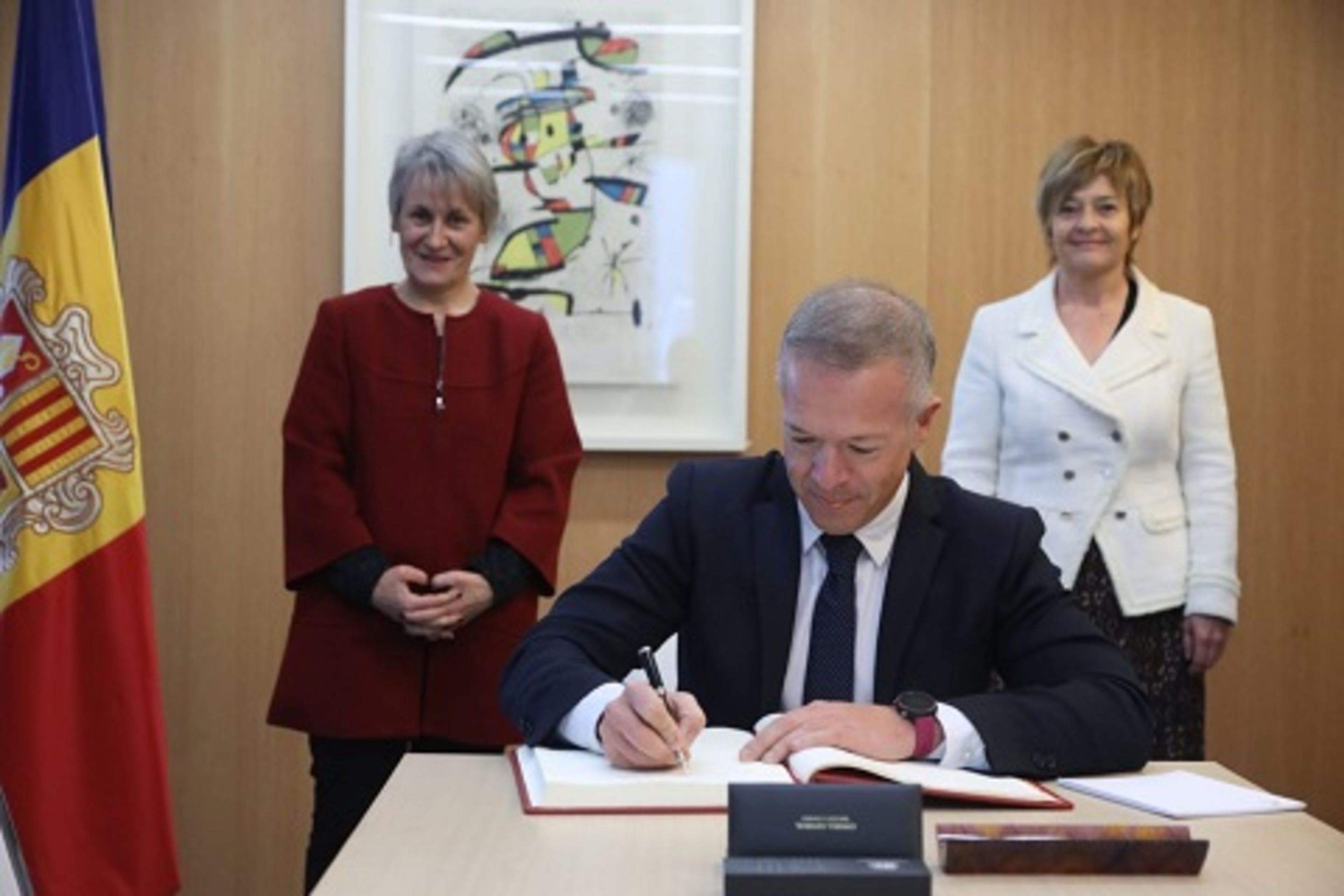 El president del Senat, Ander Gil, ha firmat el llibre d’or del Consell General.