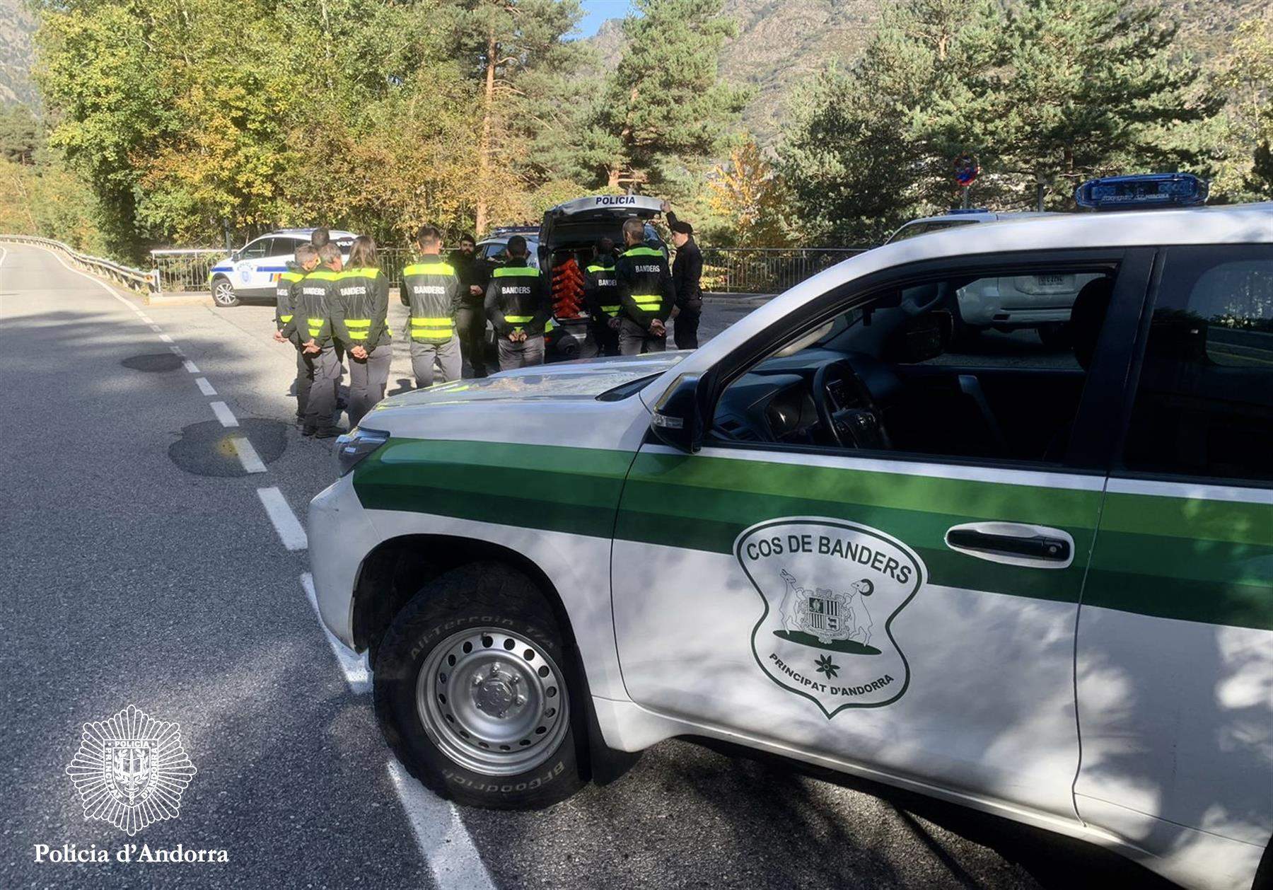 Una formació policial per a banders.