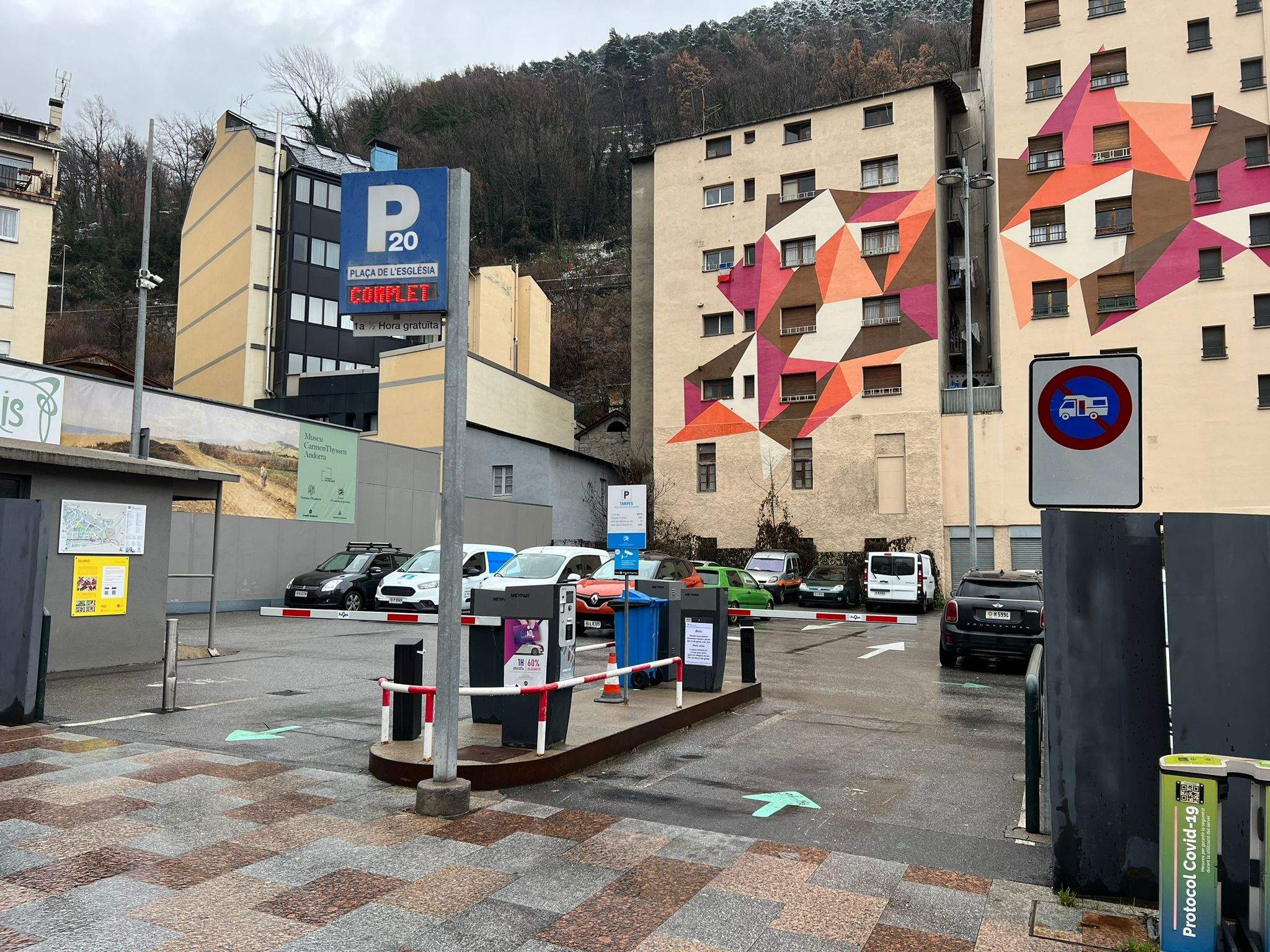 L'aparcament de l'església d'Escaldes.