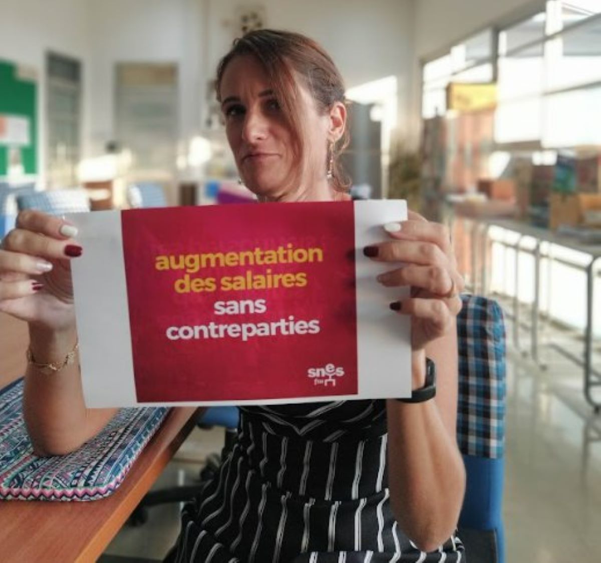 Una docent del Lycée Français de Bangkok en la mobilització que s'ha fet aquest dimarts en aquell centre educatiu. Una docent del Lycée Français de Bangkok en la mobilització que s'ha fet aquest dimarts en aquell centre educatiu.