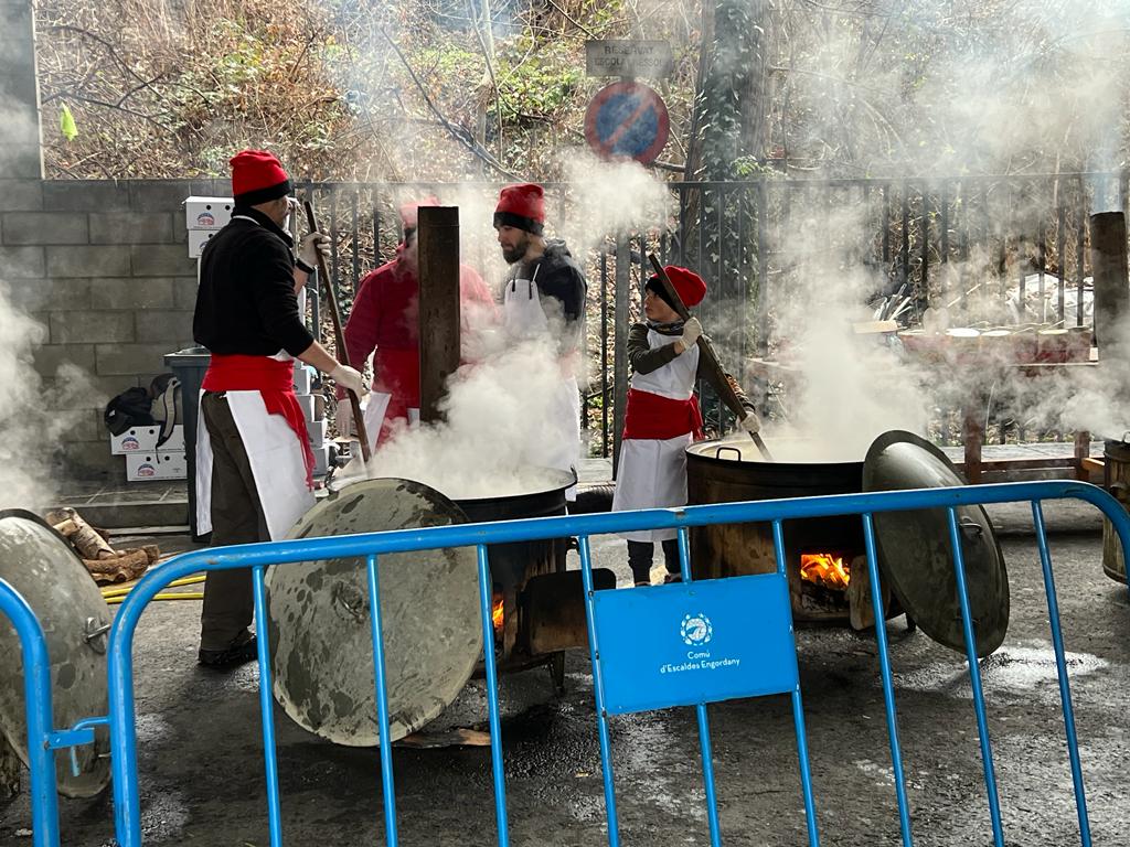 L’Associació Amics dels Escalls preparant les escudelles a Escaldes.