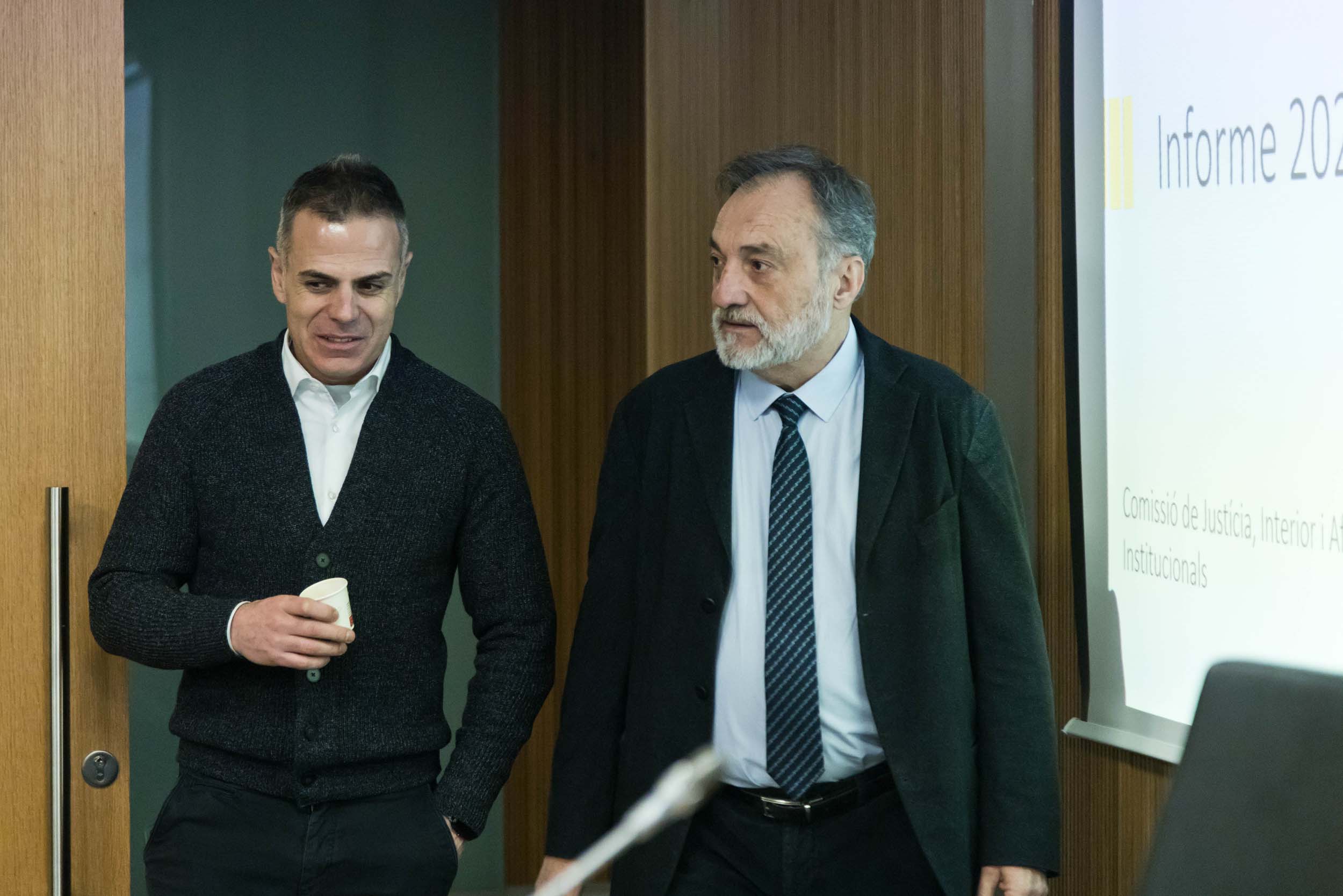 El conseller demòcrata Joan Carles Ramos amb el Raonador, abans de la compareixença.