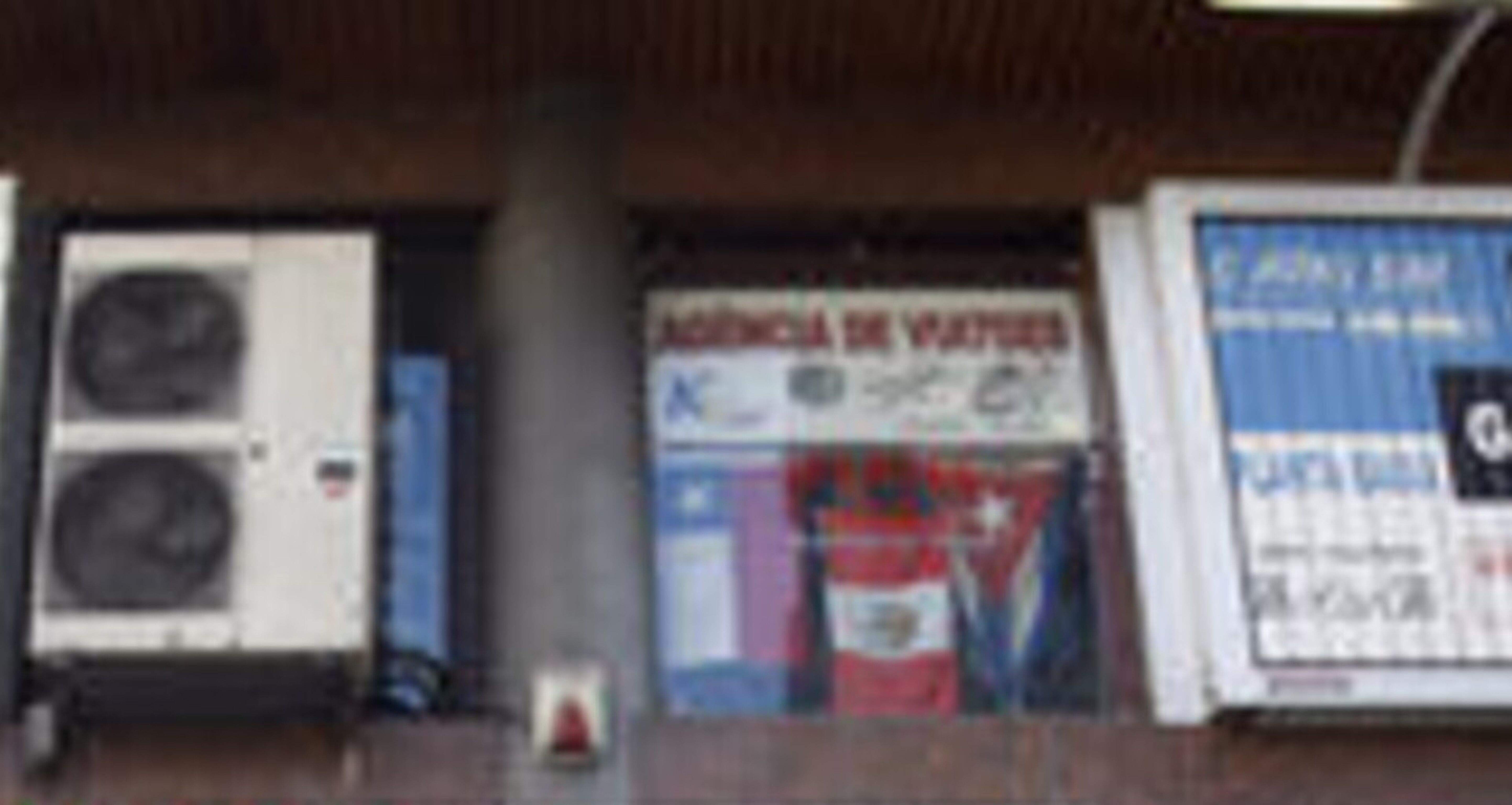 Les banderes al finestral del despatx van cridar l'atenció a alguns dels afectats.