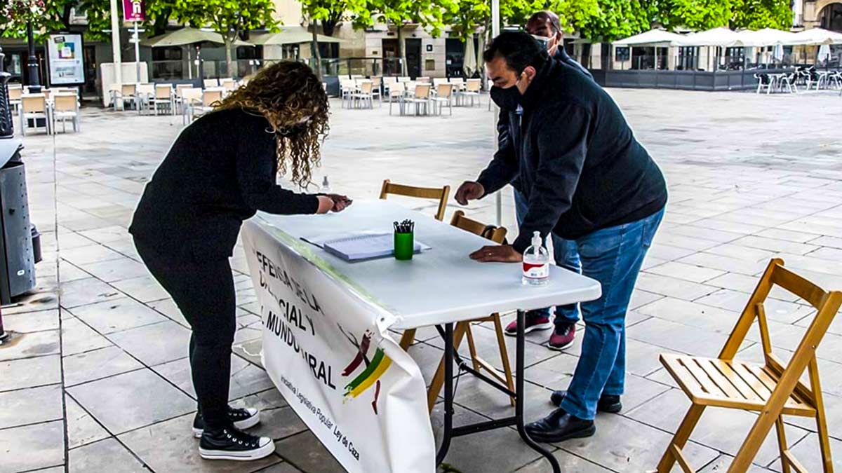 Recollida de signatures d'una ILP a Espanya.