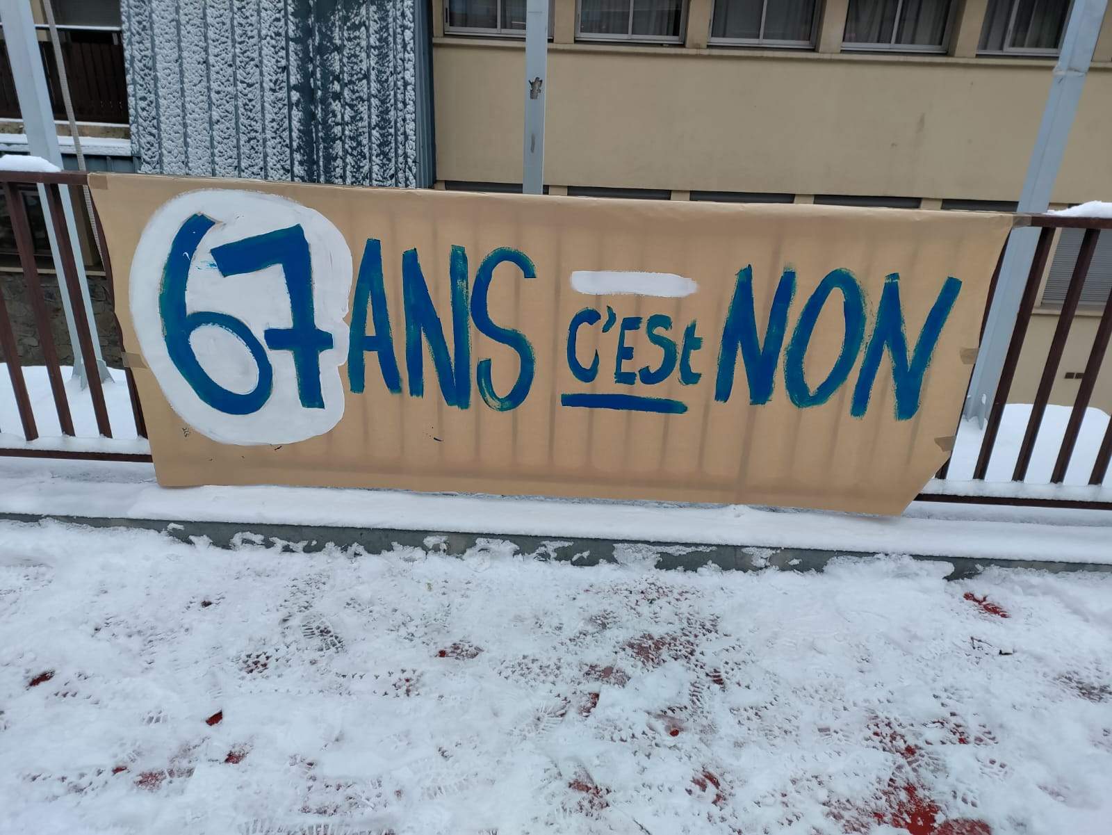 Pancarta a l'entrada del Lycée Comte de Foix en una anterior jornada de vaga.