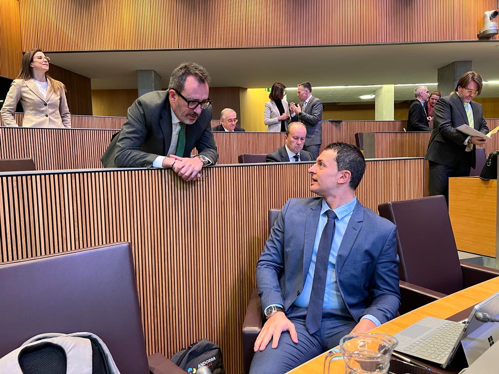 Filloy parla amb Gallardo abans de la sessió. Filloy parla amb Gallardo abans de la sessió.