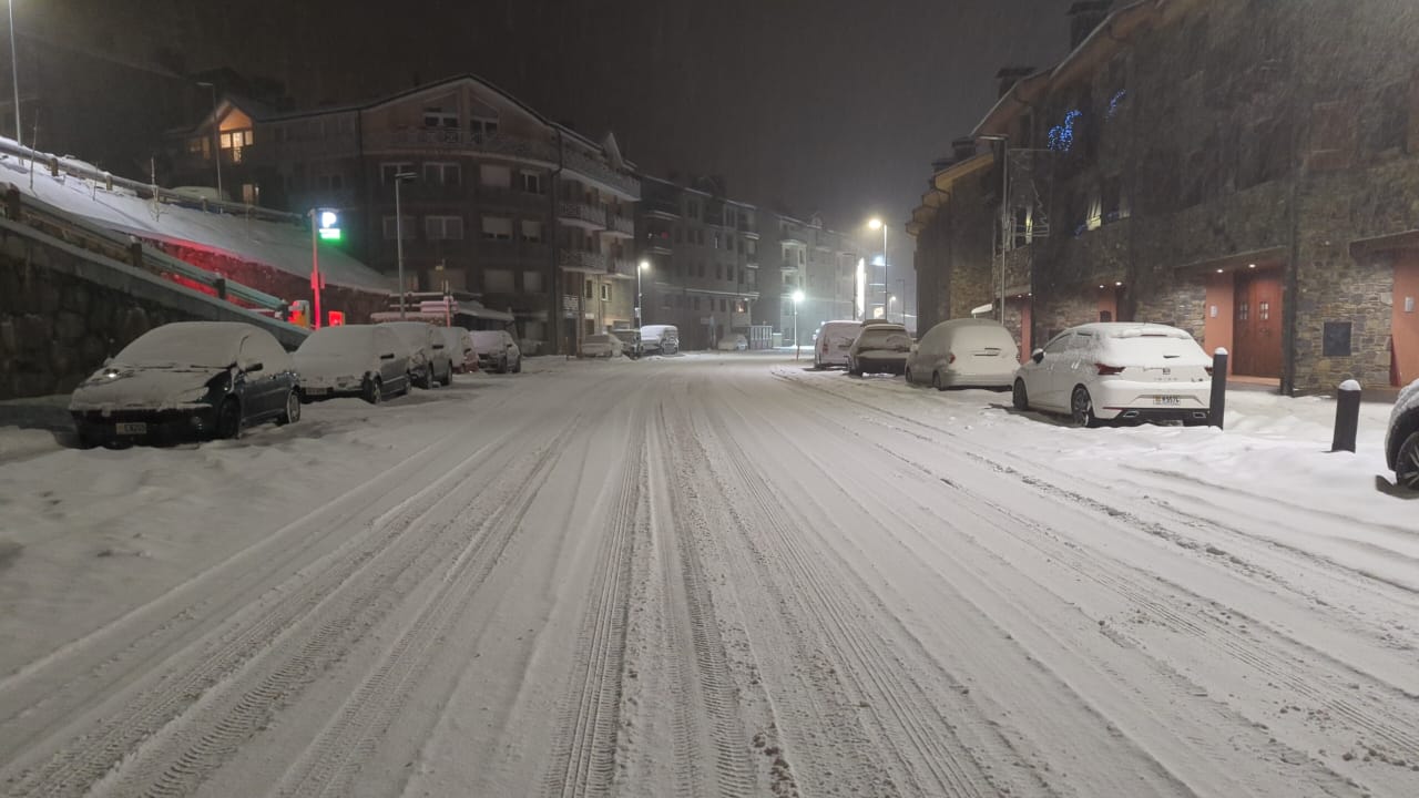La carretera general, aquesta mitjanit, al seu pas per la Cortinada. La carretera general, aquesta mitjanit, al seu pas per la Cortinada.