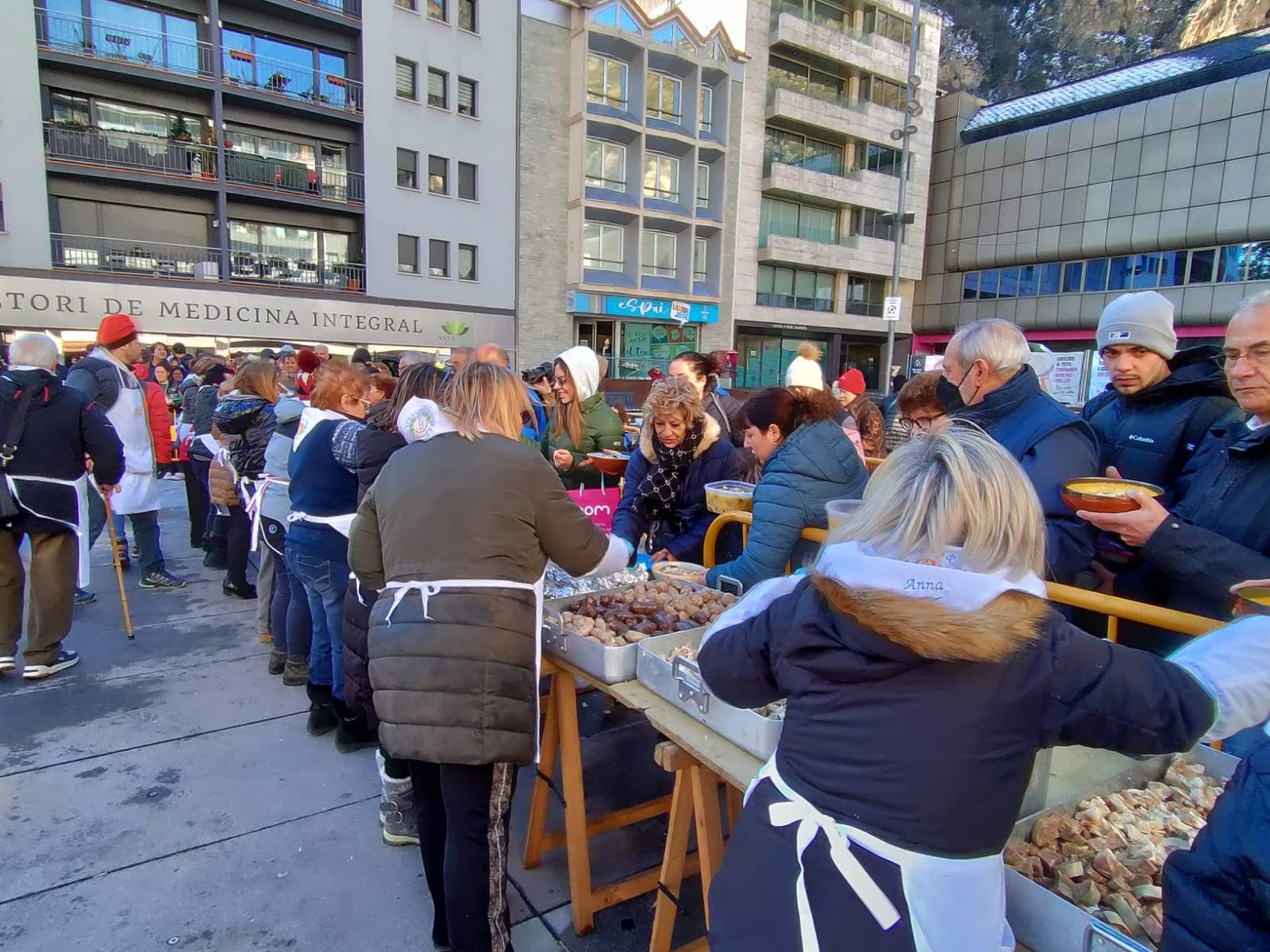 Repartiment de l'escudella a la plaça de la Germandat aquest divendres.