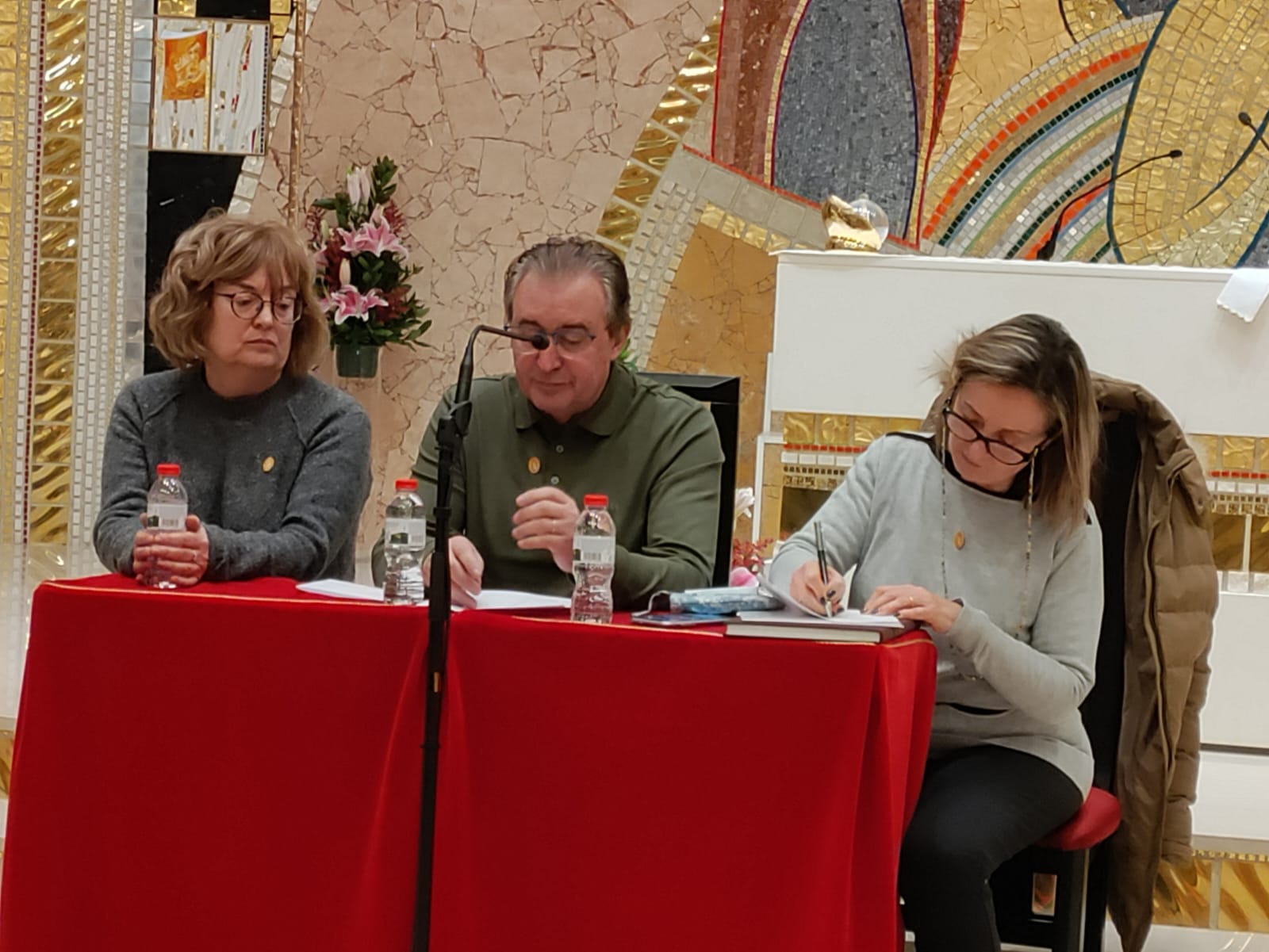Els dirigents de la Germandat de Sant Sebastià, Carmen Sánchez, Enric Naudi i Mari Carme Lamelas durant l'assemblea.