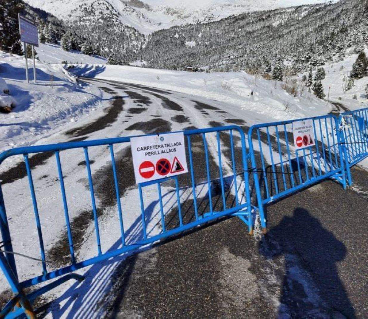 Una carretera tallada pel perill d'allaus.