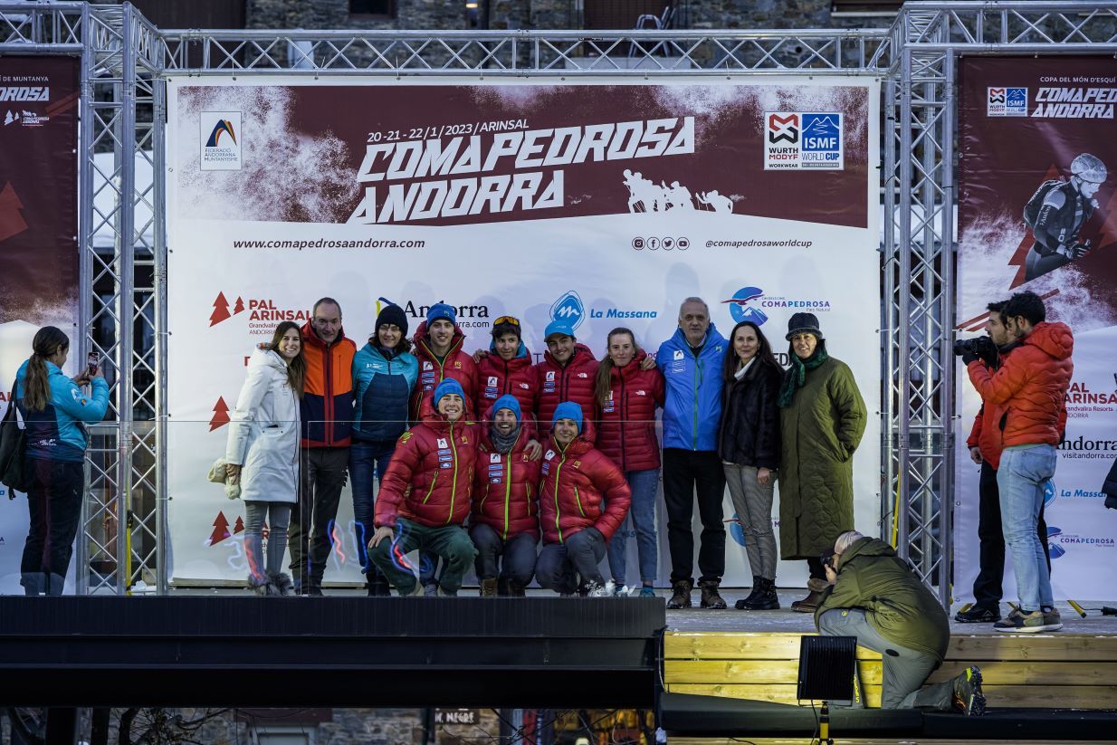 L'equip de la Federació Andorrana de Muntanyisme amb les autoritats i els directius.