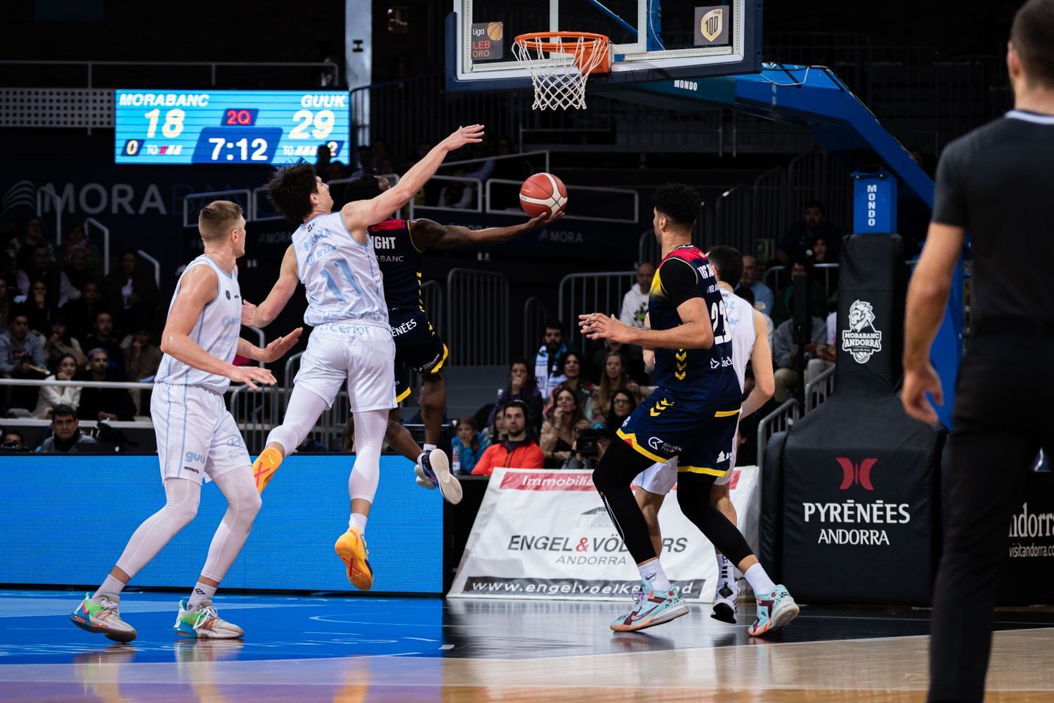 Speight entra a cistella durant el partit d'aquest divendres.