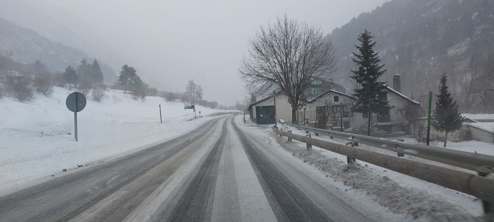 La carretera al seu pas per Sornàs aquest dissabte al matí.