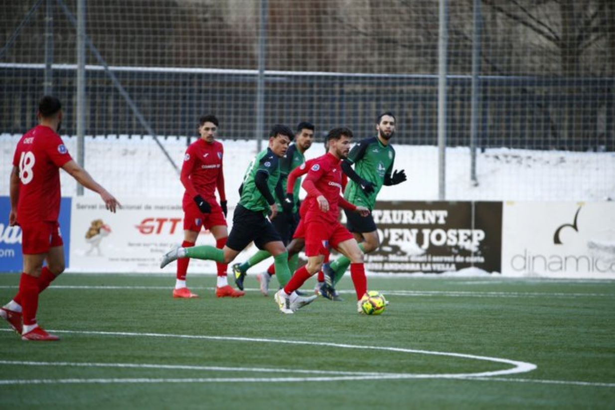 L'Inter ha derrotat el Sant Julià. A la imatge, una jugada del partit d'aquest diumenge.