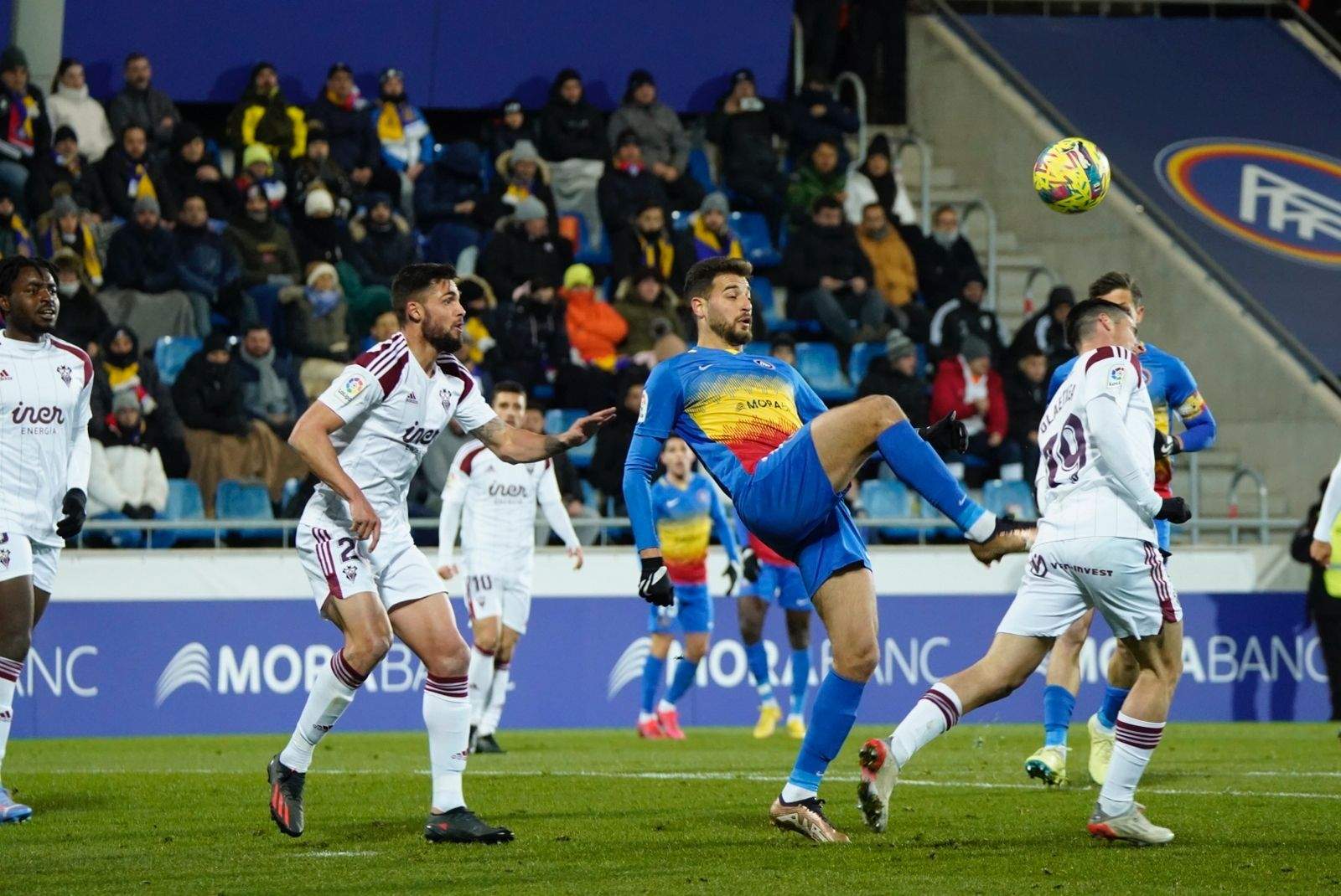 Bakis intenta controlar una pilota dins l'àrea. Bakis intenta controlar una pilota dins l'àrea.