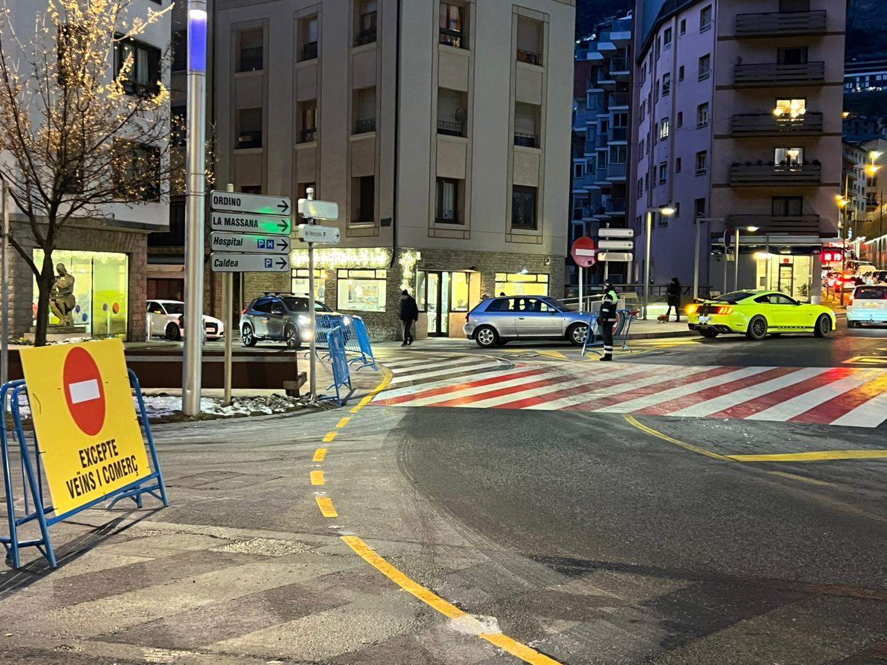 L'agent de circulació a la sortida del carrer Santa Anna.