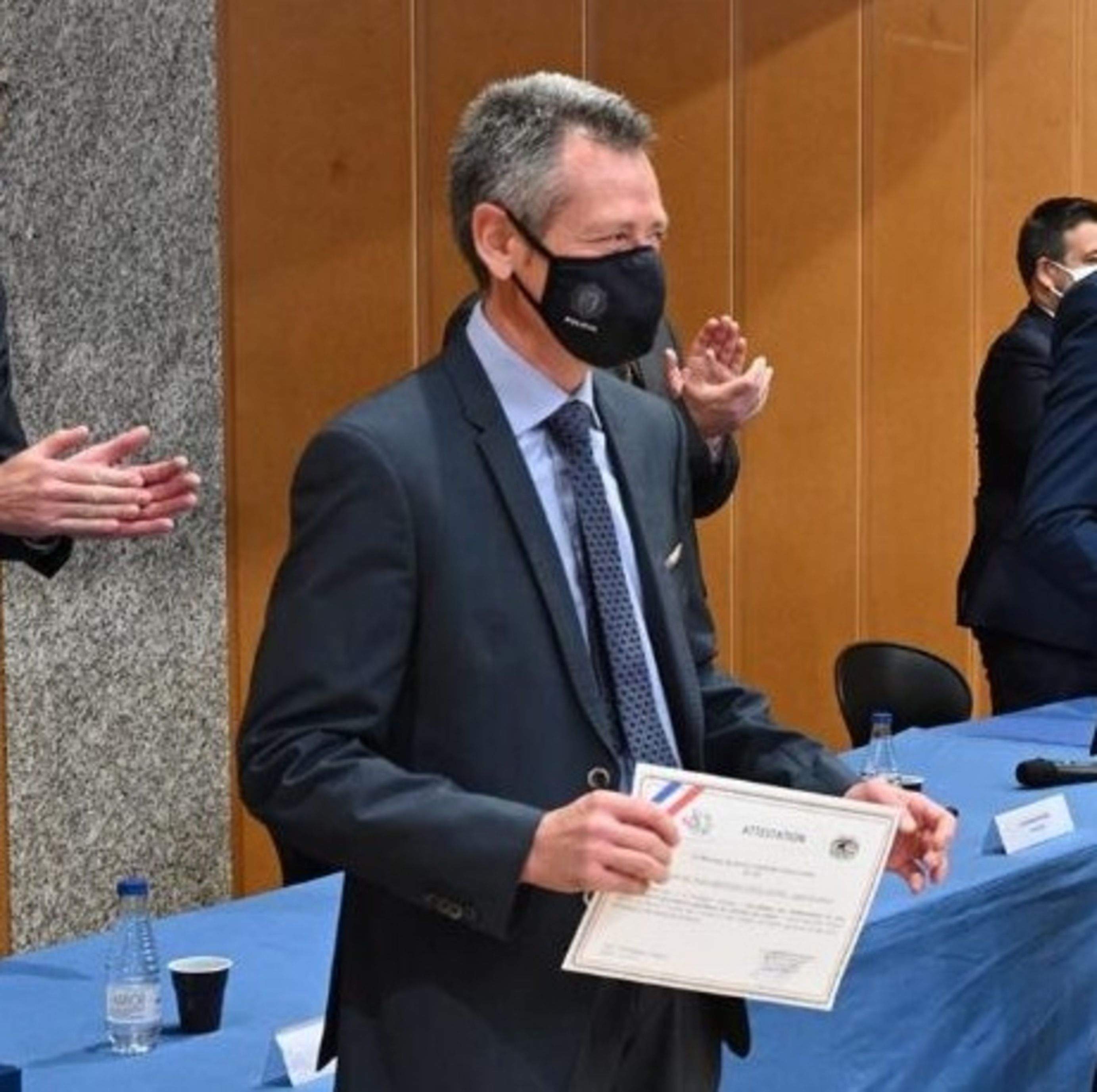 Jaume Antich recollint un diploma a la sala d'actes del despatx central de la policia.