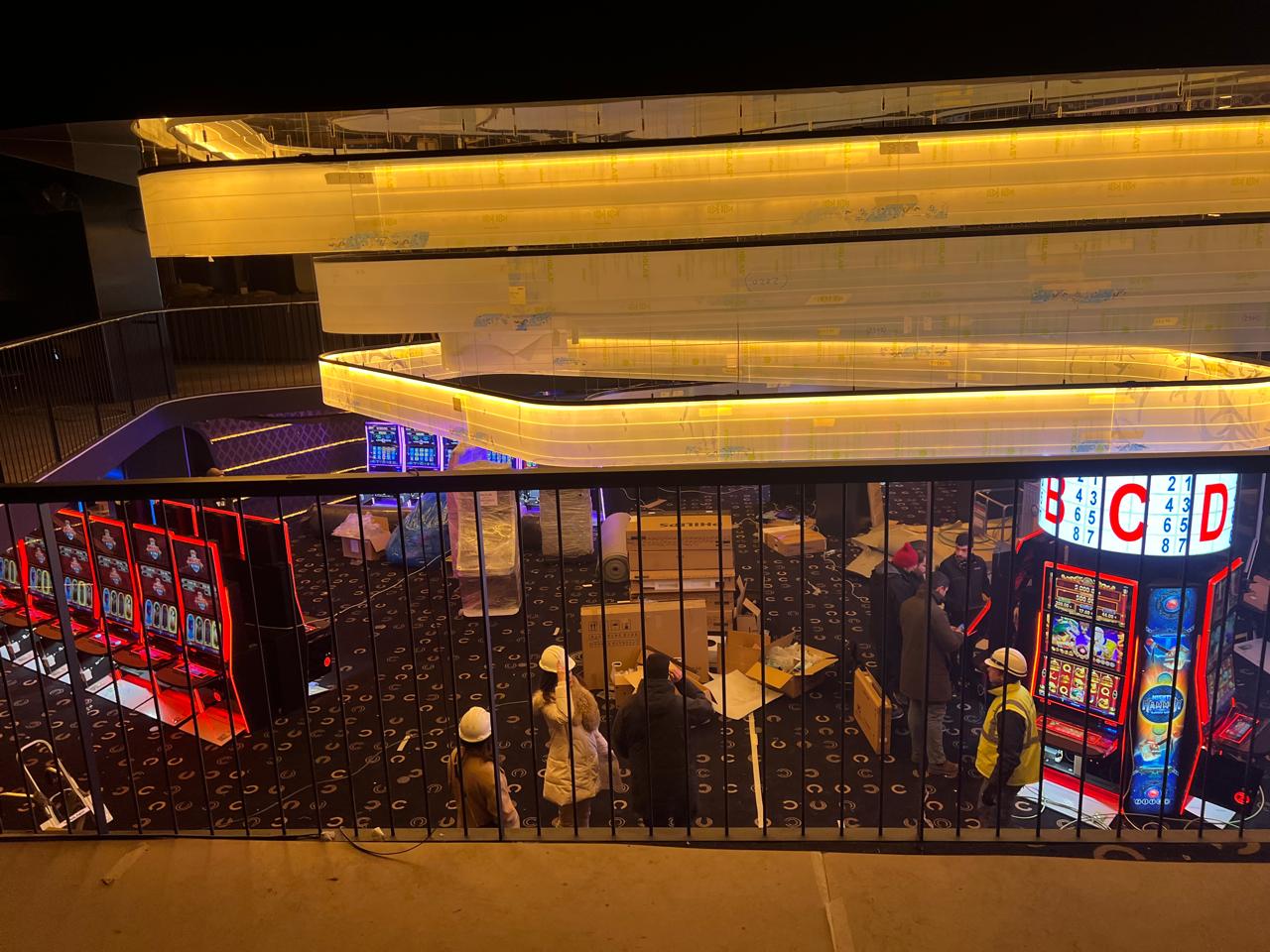 Vista de l'interior del casino des de l'exterior.