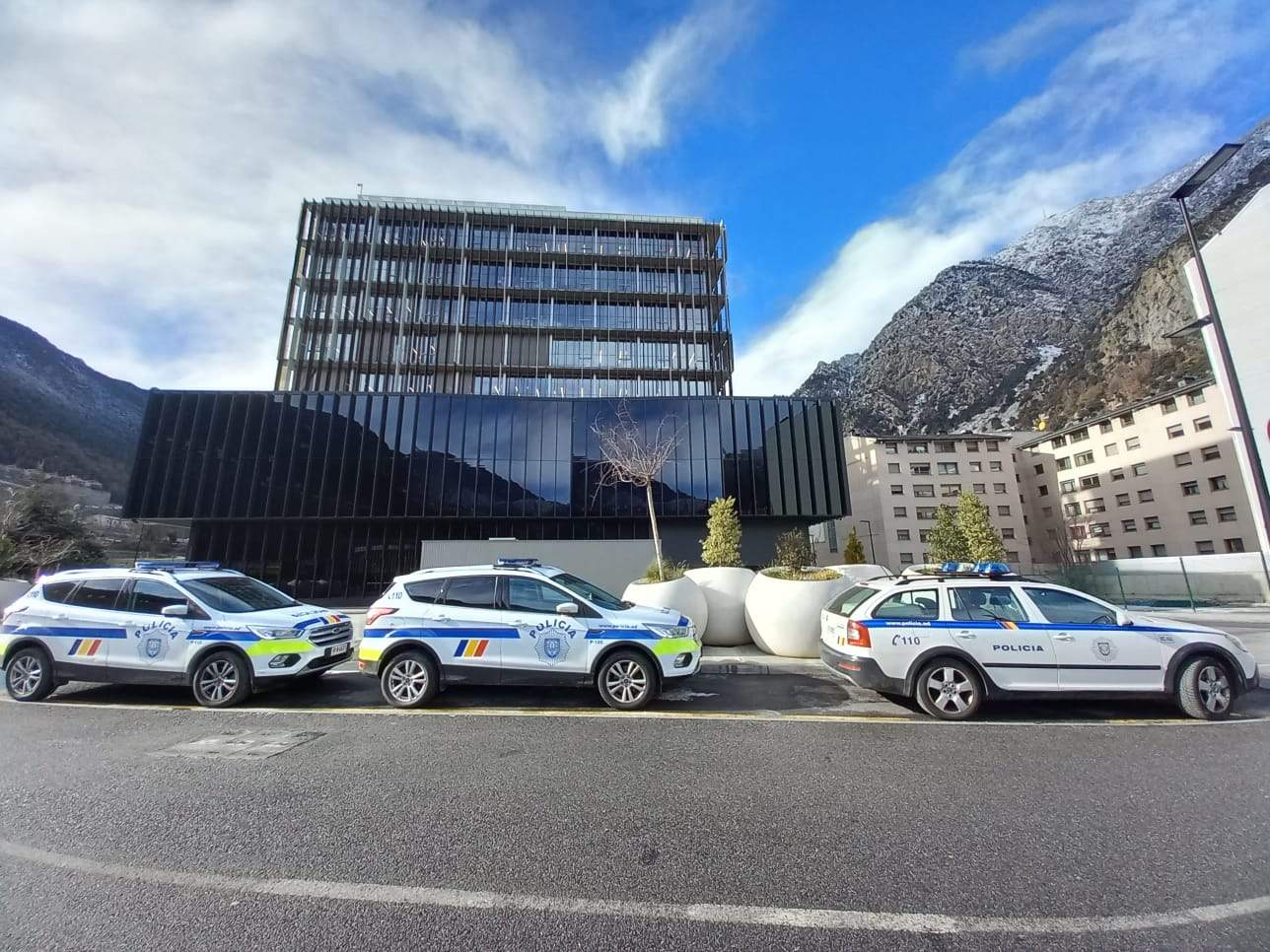Cotxes policials a la Seu de la Justícia. Cotxes policials a la Seu de la Justícia.