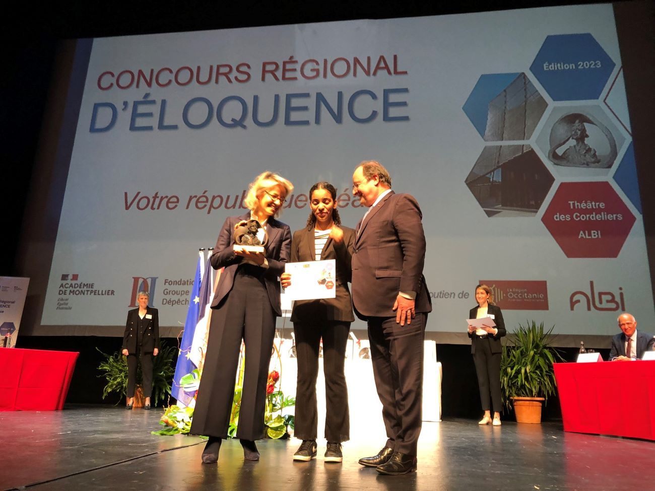 Madina Bobekar rebent el premi de mans de François Hollande. Madina Bobekar rebent el premi de mans de François Hollande.