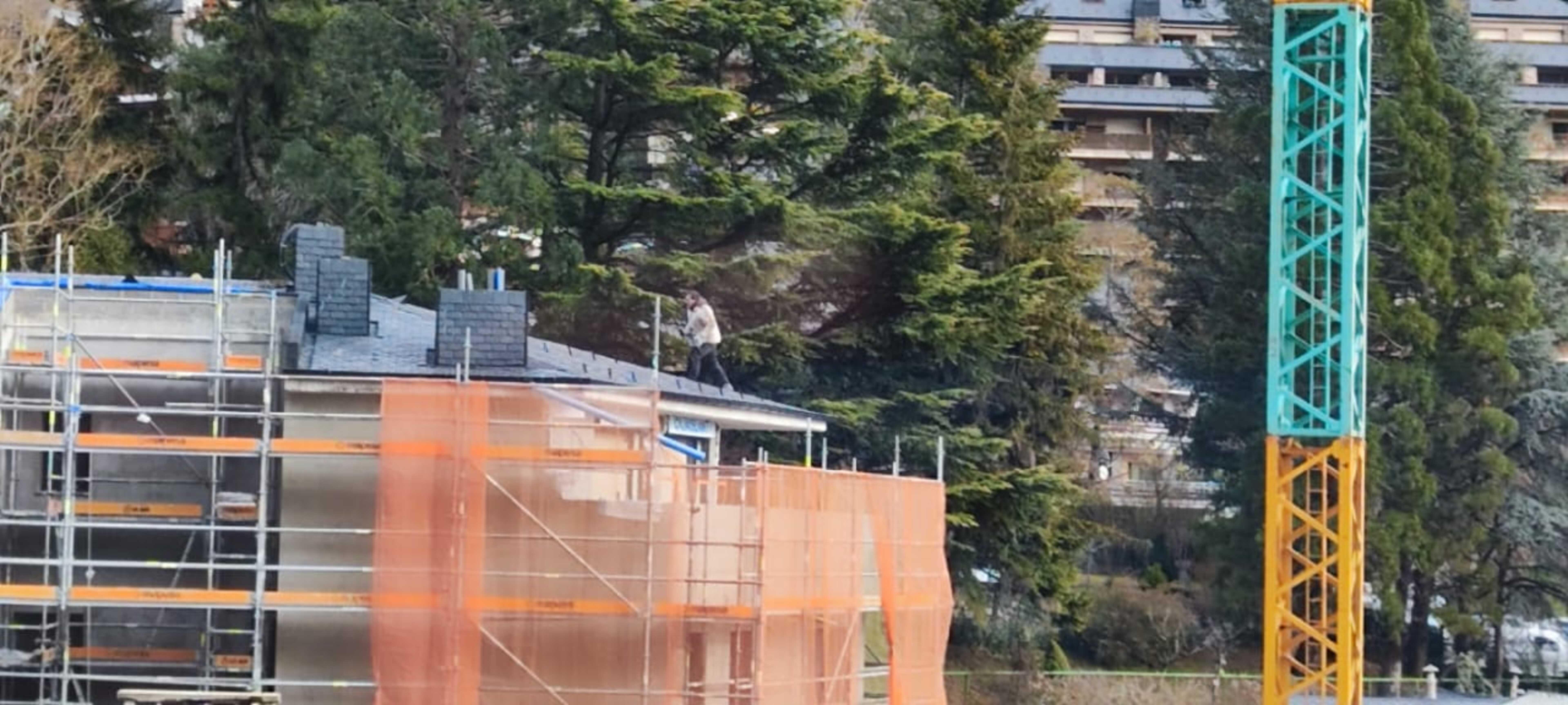 Operaris 'passejant' per damunt el teulat.