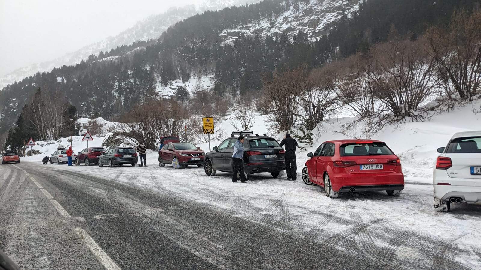 Col·locant equipaments de pujada a Arcalís.