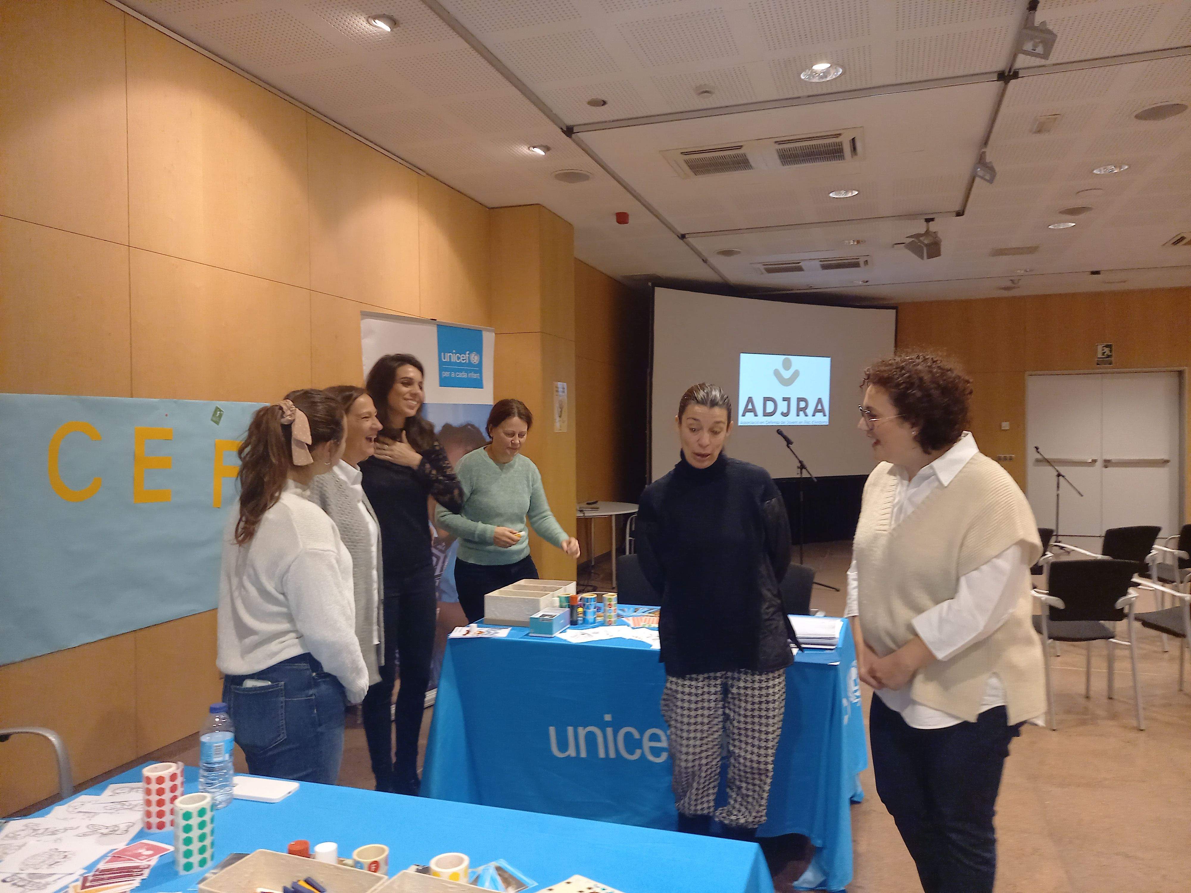Pallarés, parlant amb representants d'UNICEF a la fira del voluntariat.
